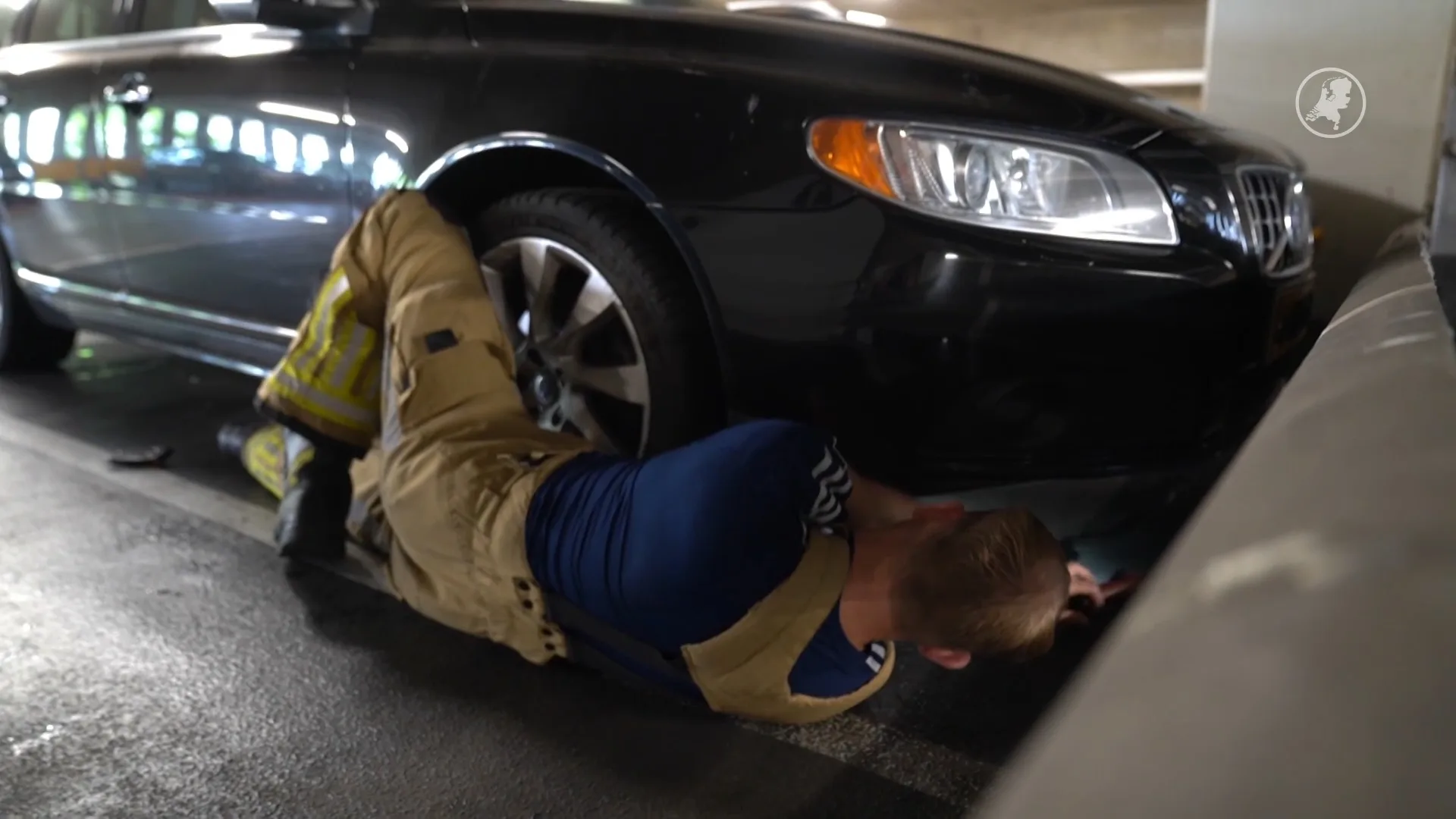 Kitten in motorkap houdt brandweer Deventer urenlang bezig