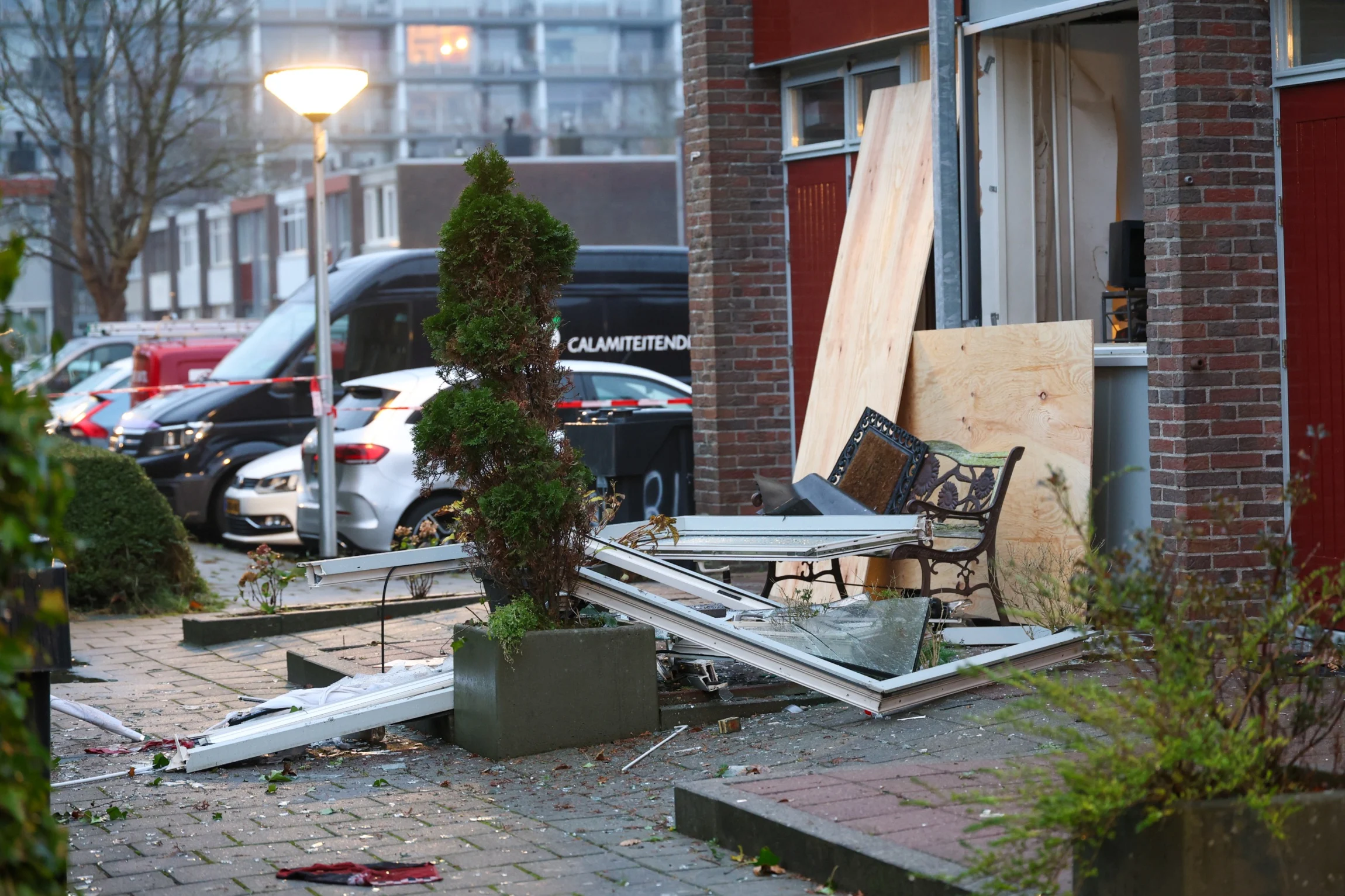 Explosie blaast complete gevel uit woning Leeuwarden