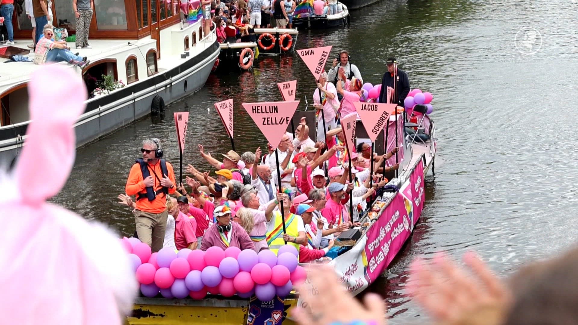Canal Parade in Amsterdam in volle gang