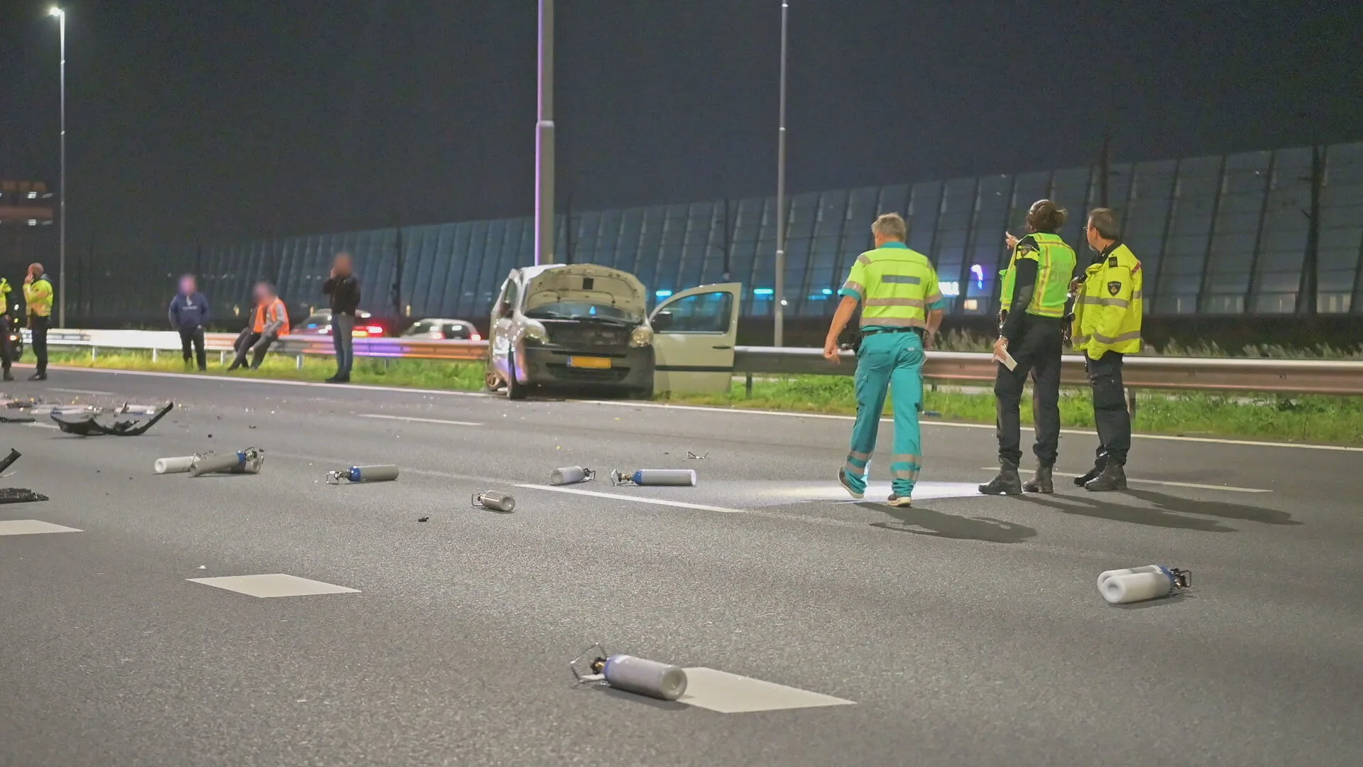 Snelweg A16 bezaaid met 64 'lachgasflessen' na ongeluk