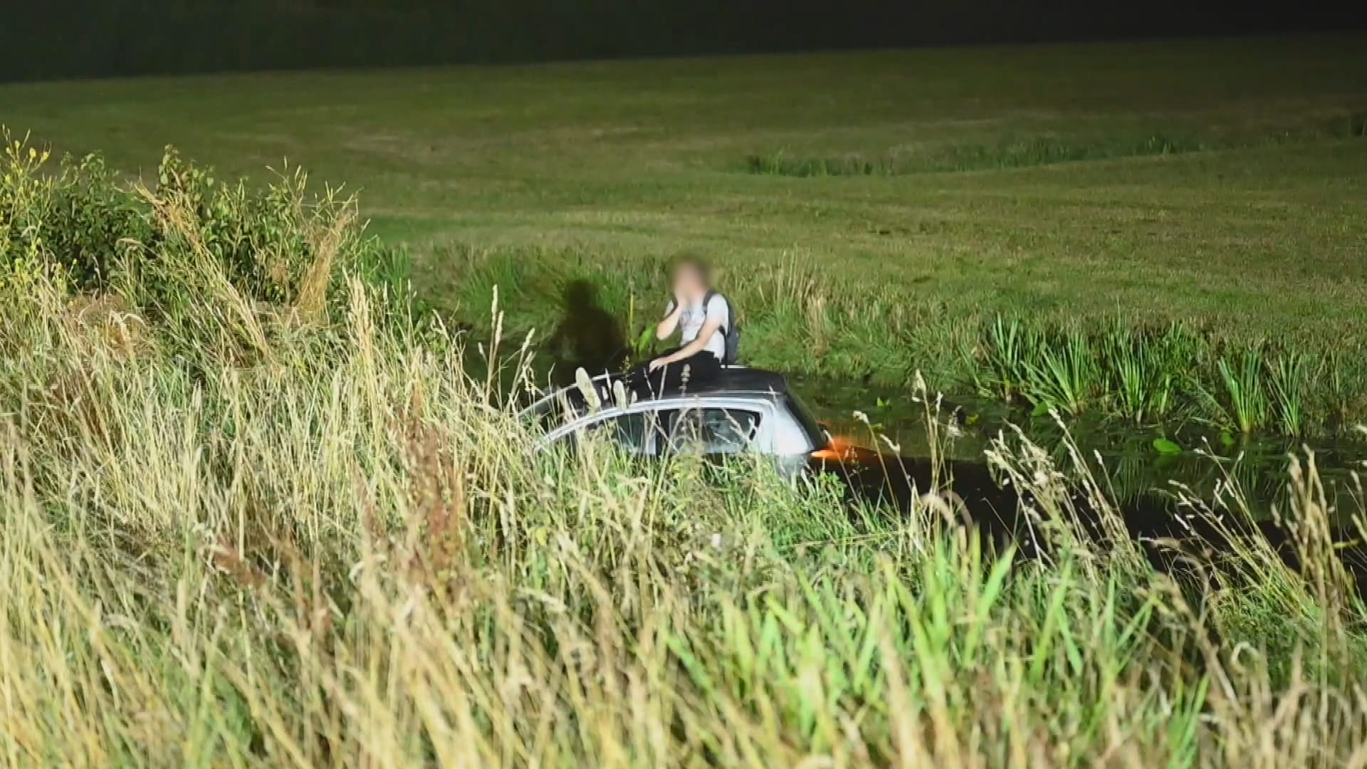 Man gered van dak te water geraakte auto na aanrijding op N11, bestuurder aangehouden