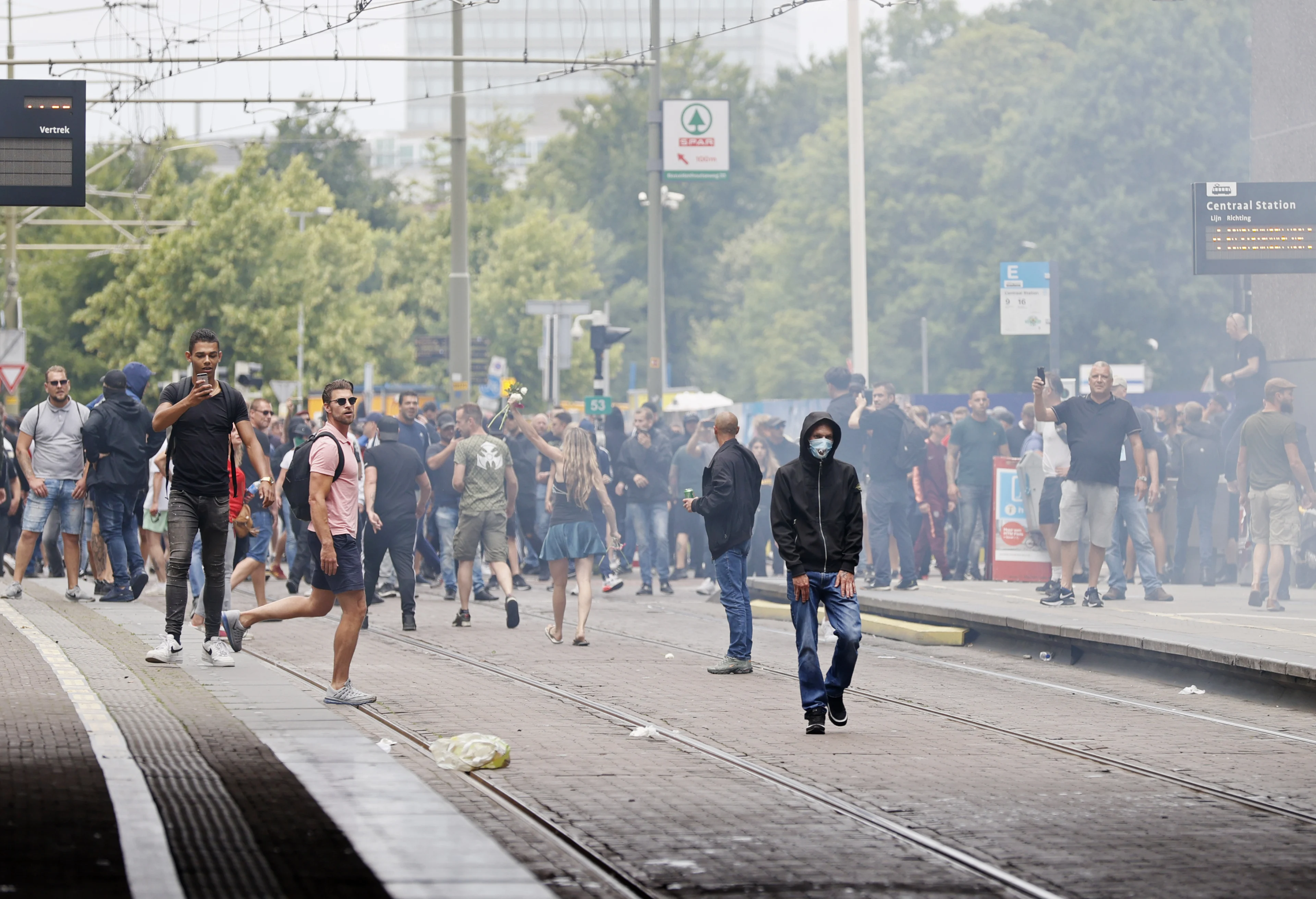 Hooligans maakten plannen om te rellen bij demonstratie in Den Haag