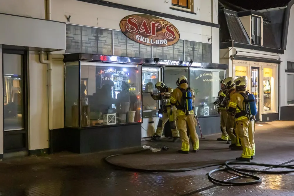 Rookmelders redden vijf bewoners en twee katten van bijna brand in bovenwoning