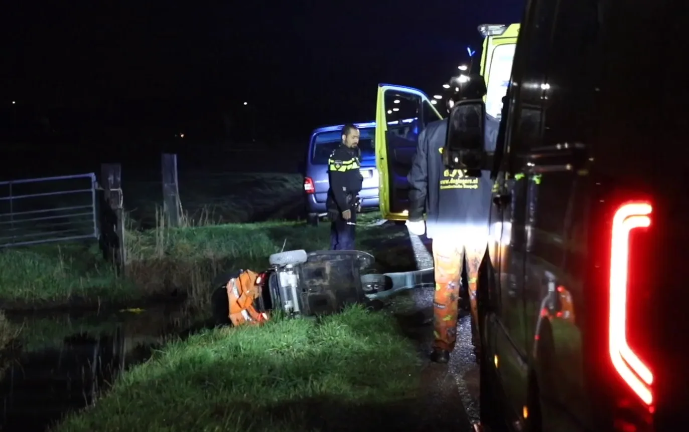 Man valt uit scootmobiel, komt in water terecht en overlijdt