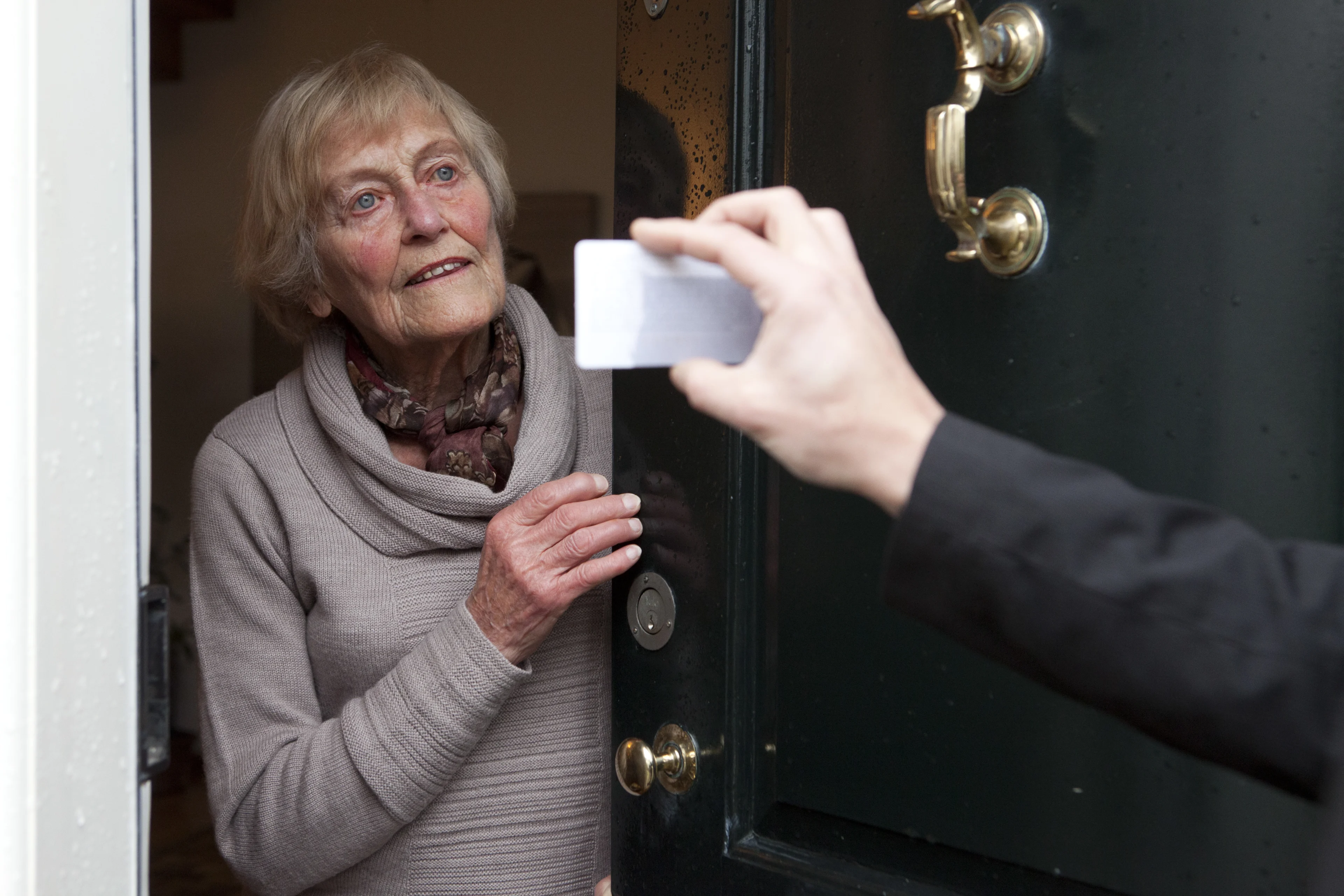 Duo doet zich voor als 'corona-controledienst' en rooft huis 67-jarige vrouw leeg