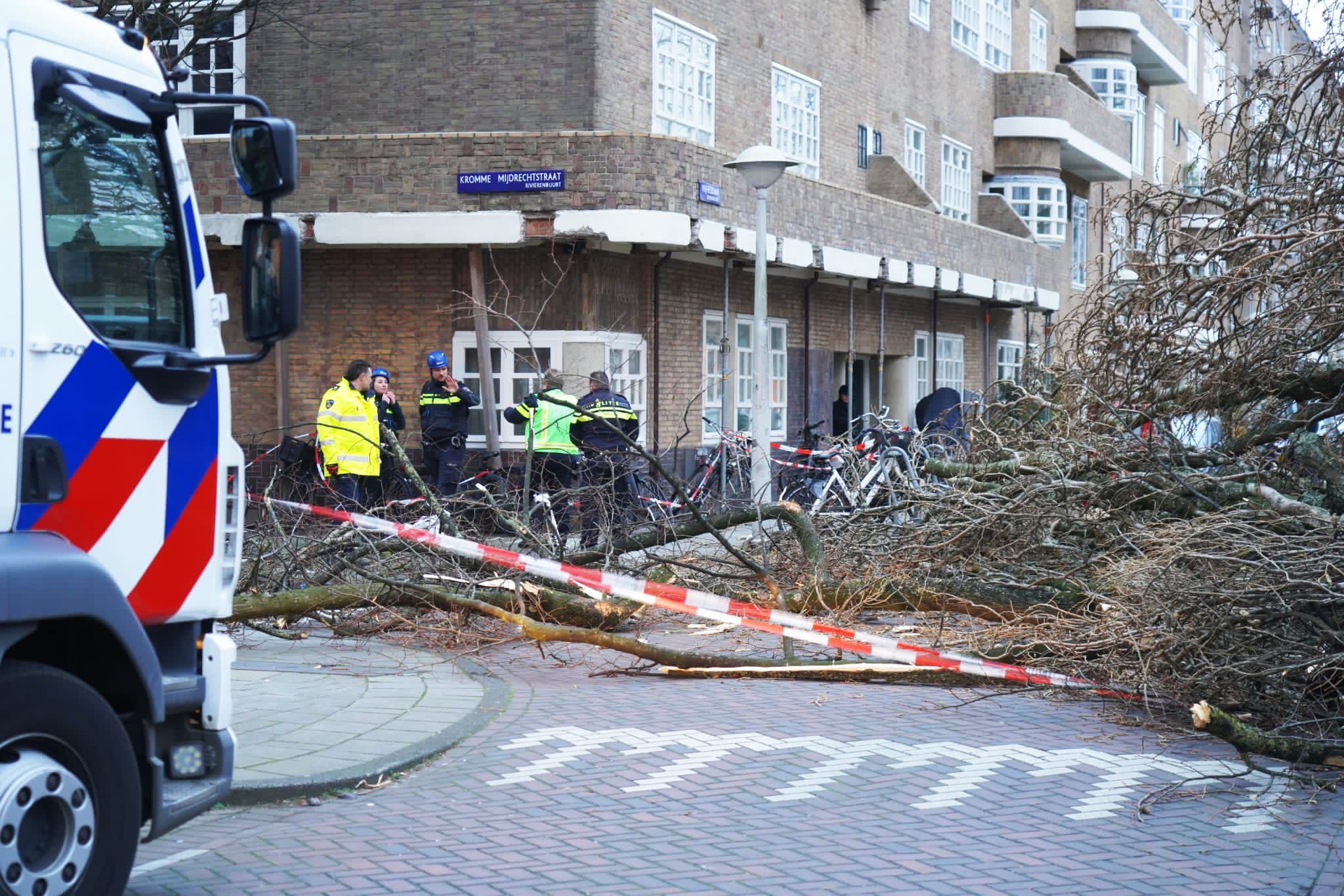 Derde dode door storm Eunice: fietser komt onder boom in Amsterdam