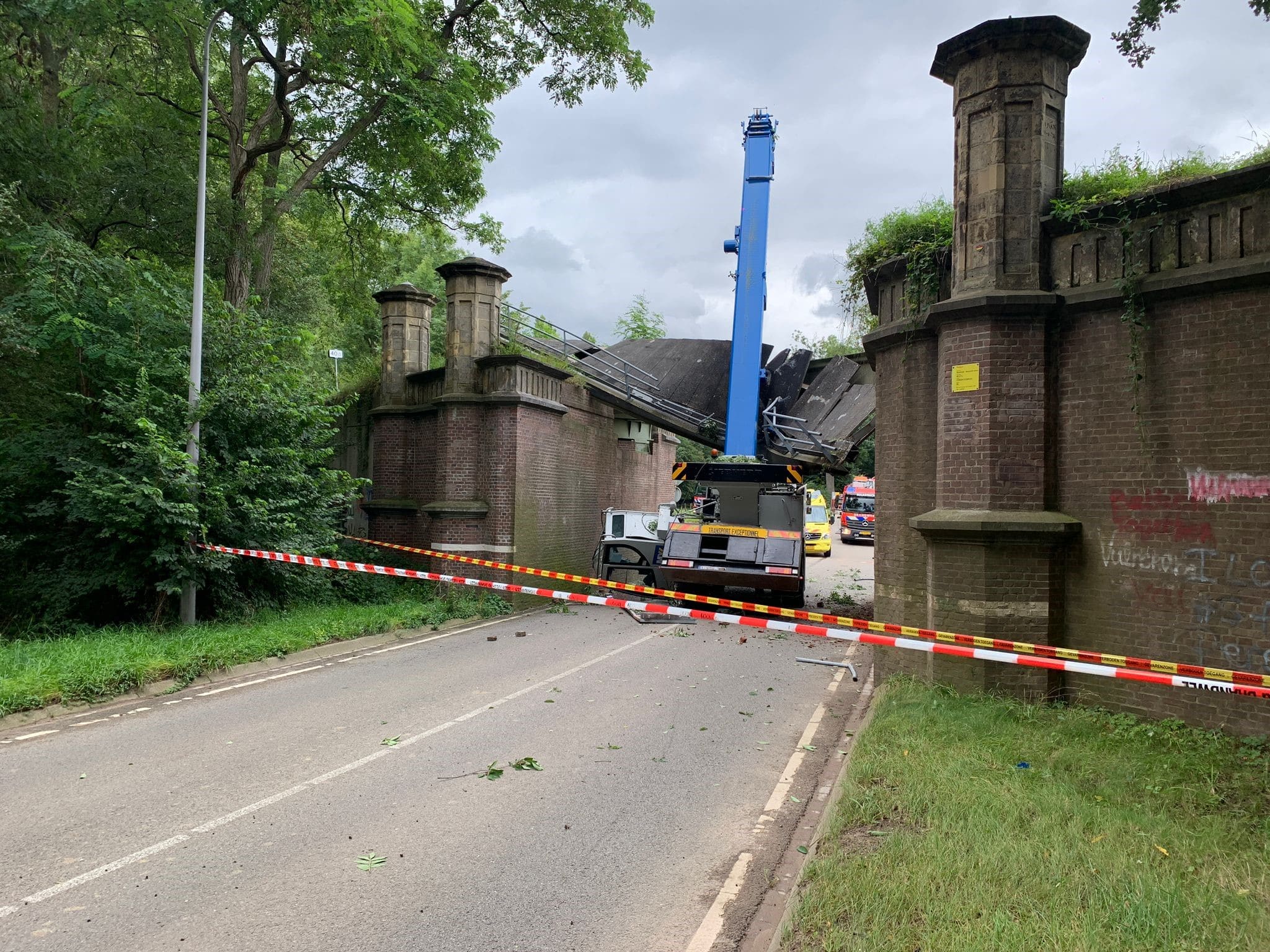 Monumentale spoorbrug in Maastricht geramd door kraanwagen, forse schade