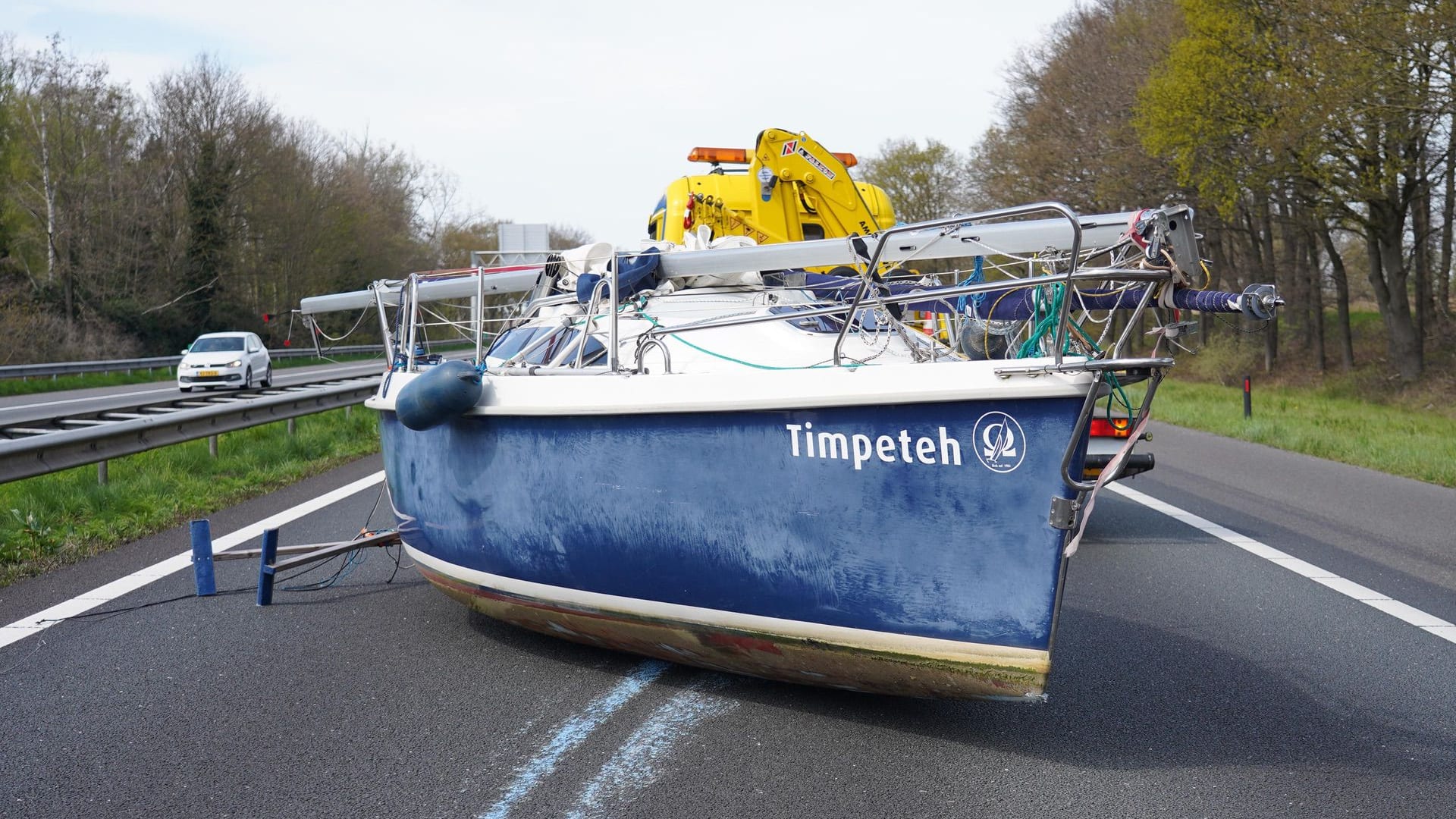 Boot valt van trailer af en komt op A2 terecht
