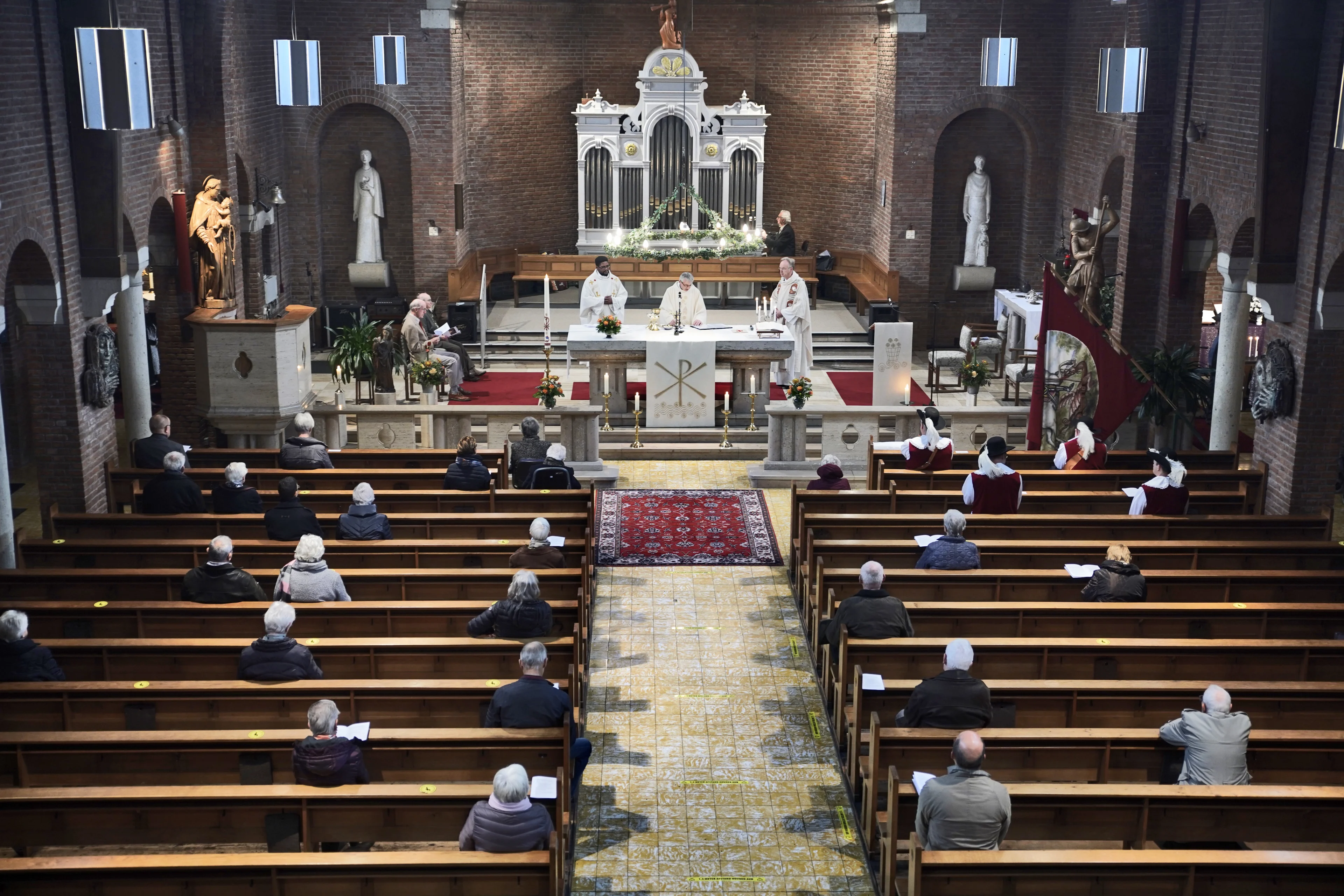 Kerk schrapt avondvieringen, geen mis op kerstavond