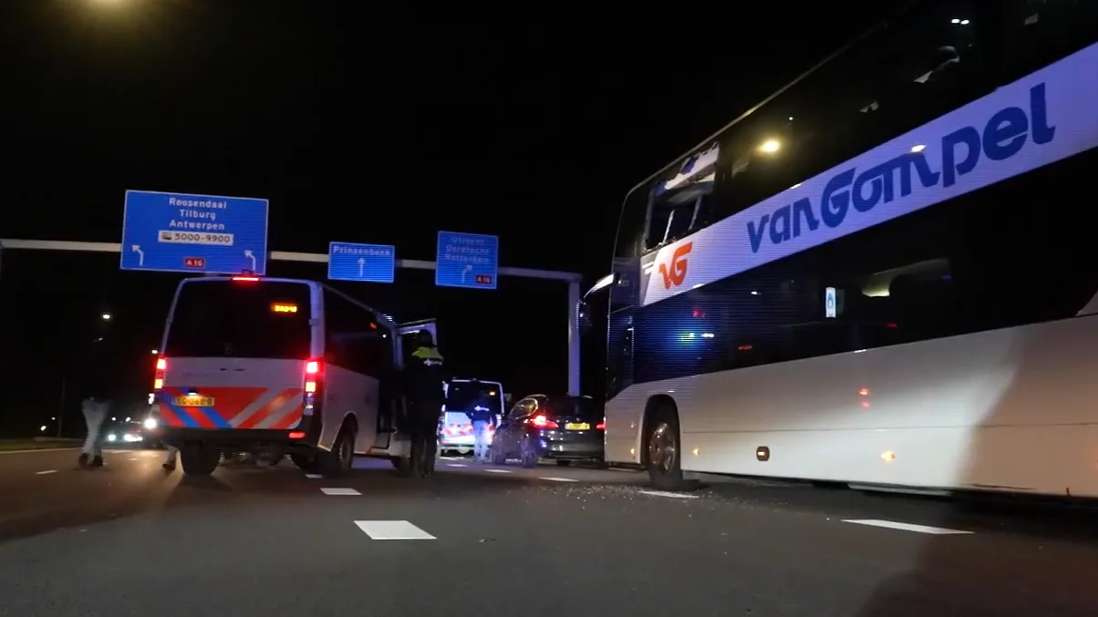 Supporters Willem II vernielen bus na winst op rivaal NAC, politie in actie