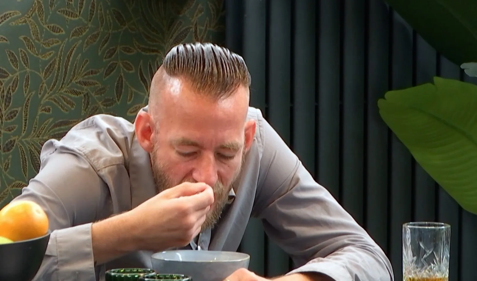 LLDL-kijkers zien John bakje yoghurt naar binnen schrokken: 'Alsof hij dagen niet gegeten heeft'