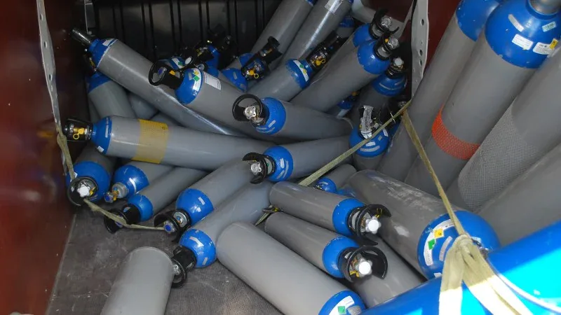 Politie vindt 144 lachgasflessen, hennep en wurgstokken in woning Gorinchem