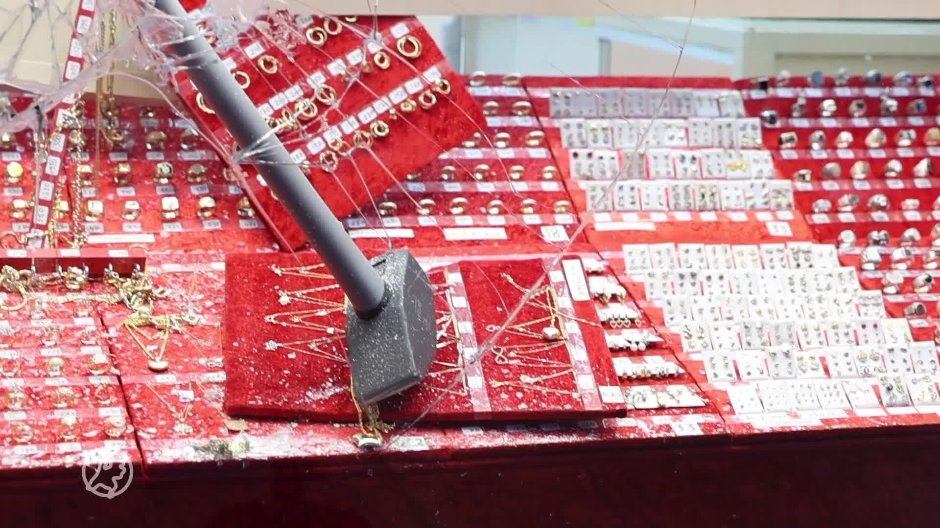 Overvaller slaat ruit juwelier in met moker en vlucht met sieraden