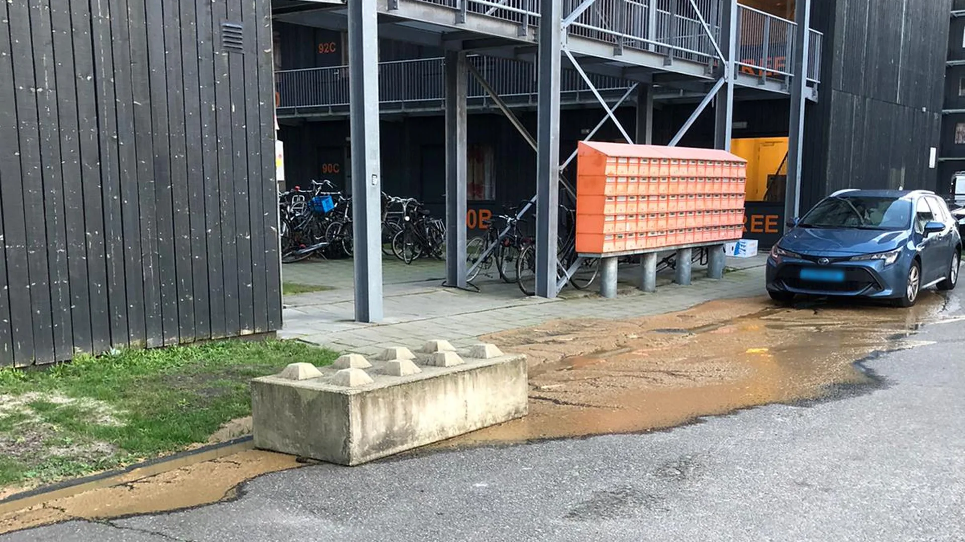 Rivier van stront bij Amsterdamse studentenwoningen