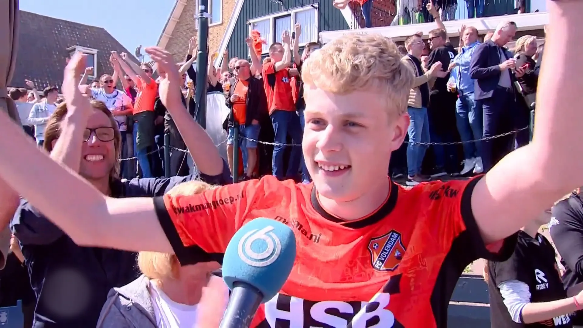 FC Volendam viert promotie naar Eredvisie: 'Zoveel mensen op de been!'