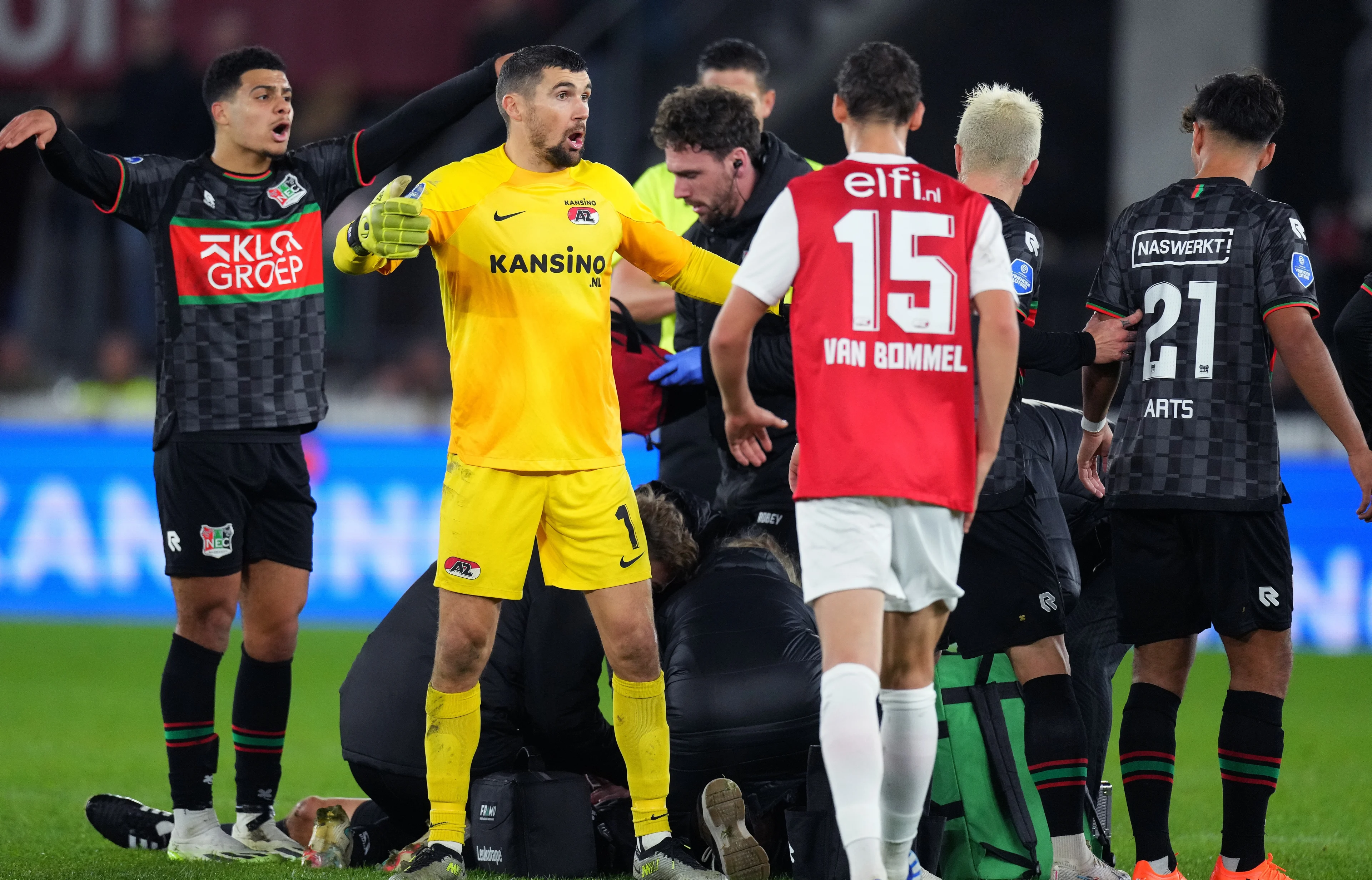 NEC-spits Dost maakt het goed, is in ziekenhuis voor onderzoek