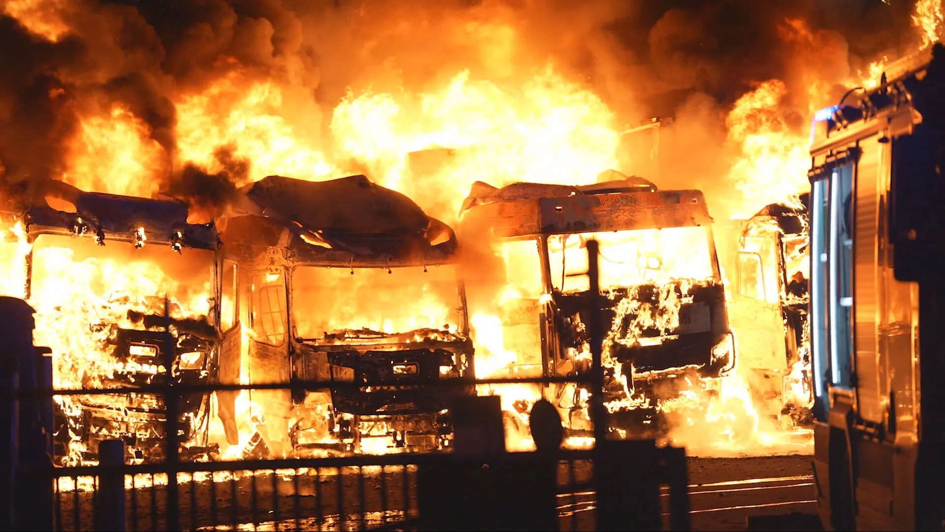 Brand bij transportbedrijf Oss vermoedelijk aangestoken: politie zoekt twee personen