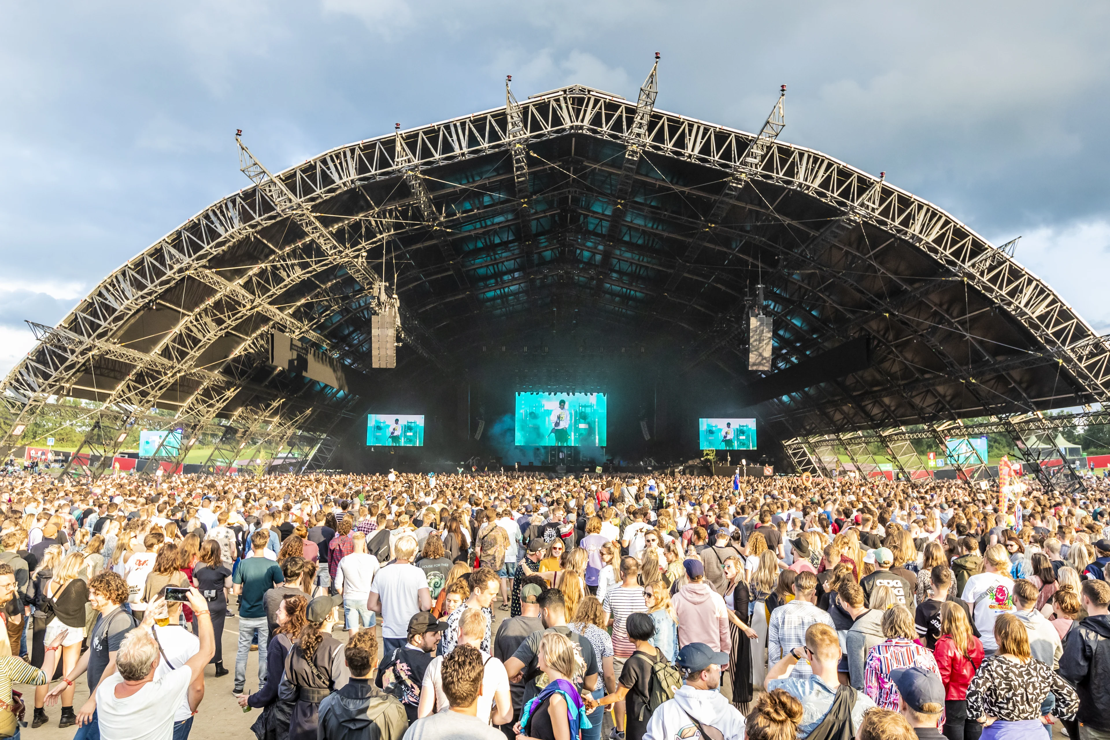 Festivalganger deinst niet terug voor prijsverhoging tickets: Lowlands binnen kwartier uitverkocht