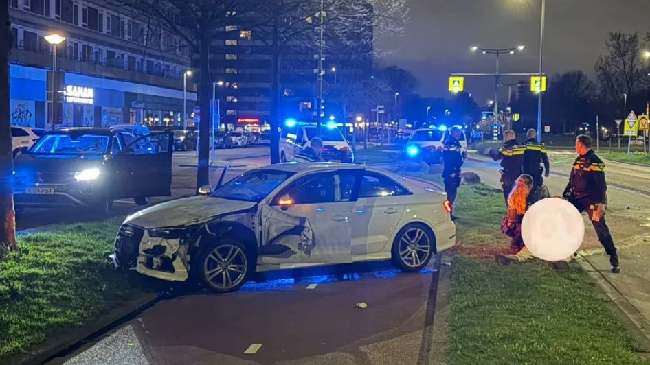 Spookrijder scheurt met 120 km/u langs politiebureau Schiedam en crasht