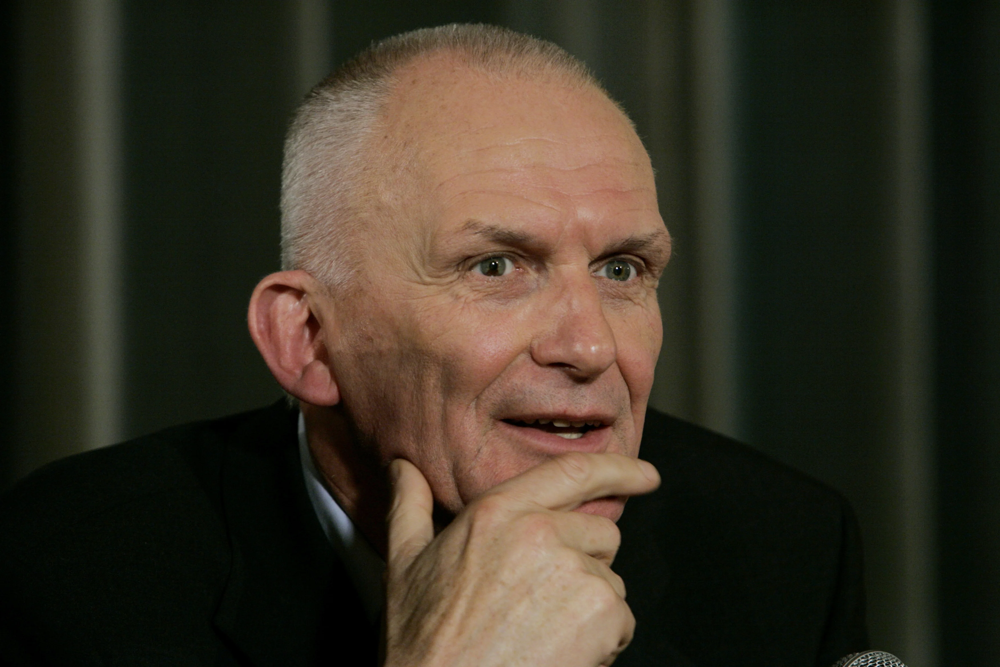 Cabaretier en schrijver Wim de Bie op 83-jarige leeftijd overleden