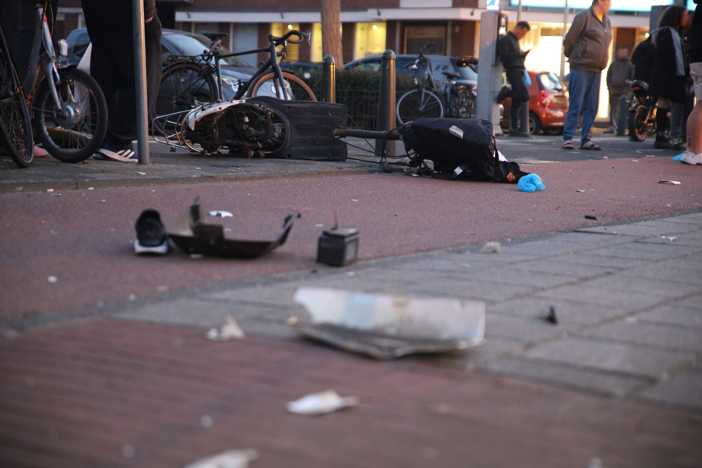 'Scooter breekt doormidden bij ongeluk Den Haag, automobilist op de vlucht'