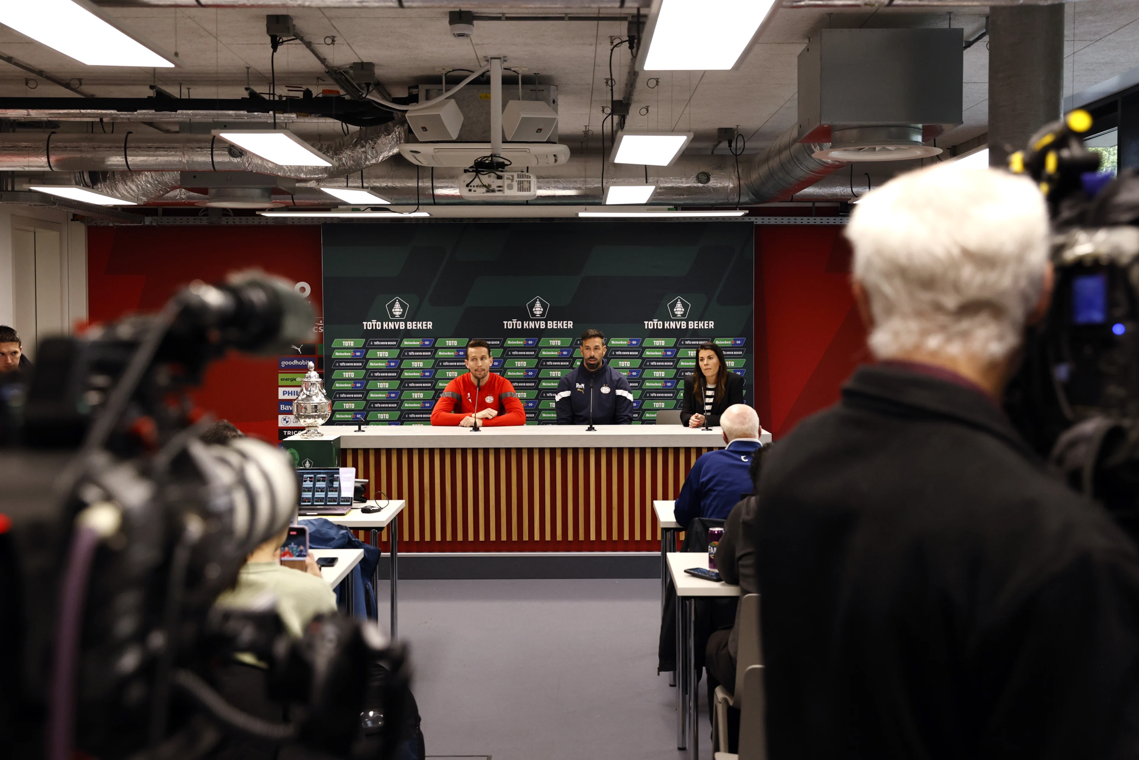 Politie extra streng op vuurwerk bij beveiliging bekerfinale, zeker 27 mensen gearresteerd