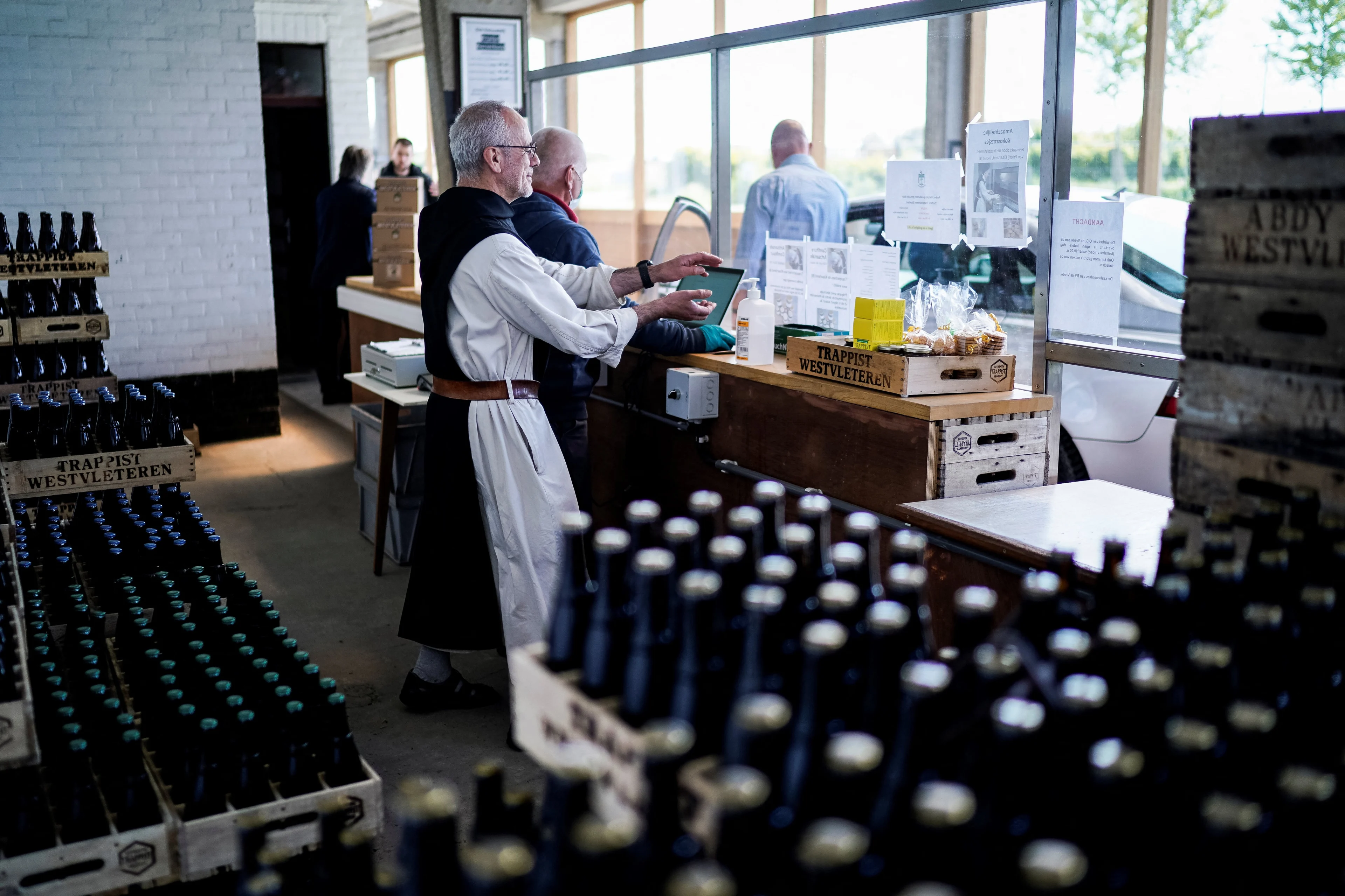 Exclusieve Westvleteren-bier binnenkort te koop bij Nederlandse slijterijen vanwege 'woekerpraktijken'
