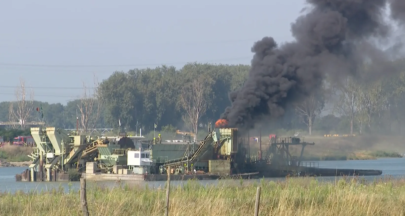 Brand op baggerschip in Limburgse Herten, vier mensen aan boord