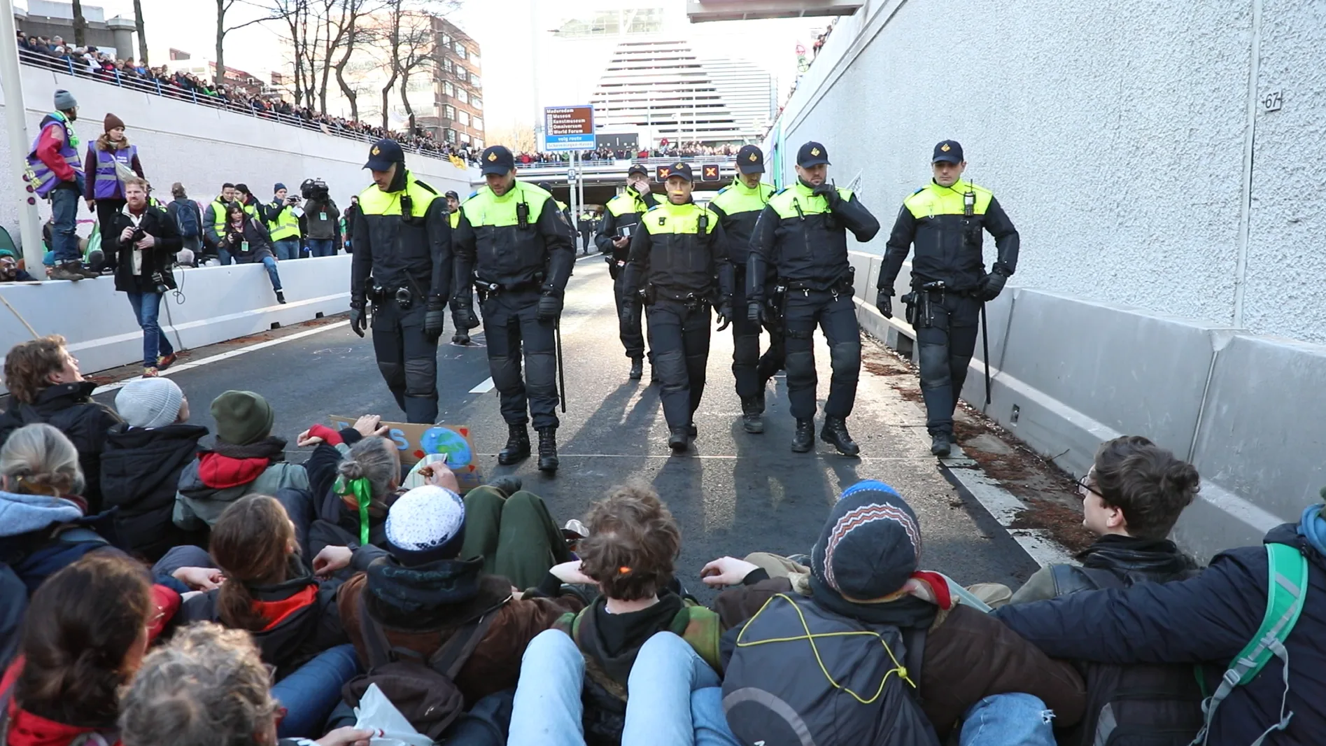 Honderden arrestaties bij klimaatactie op A12