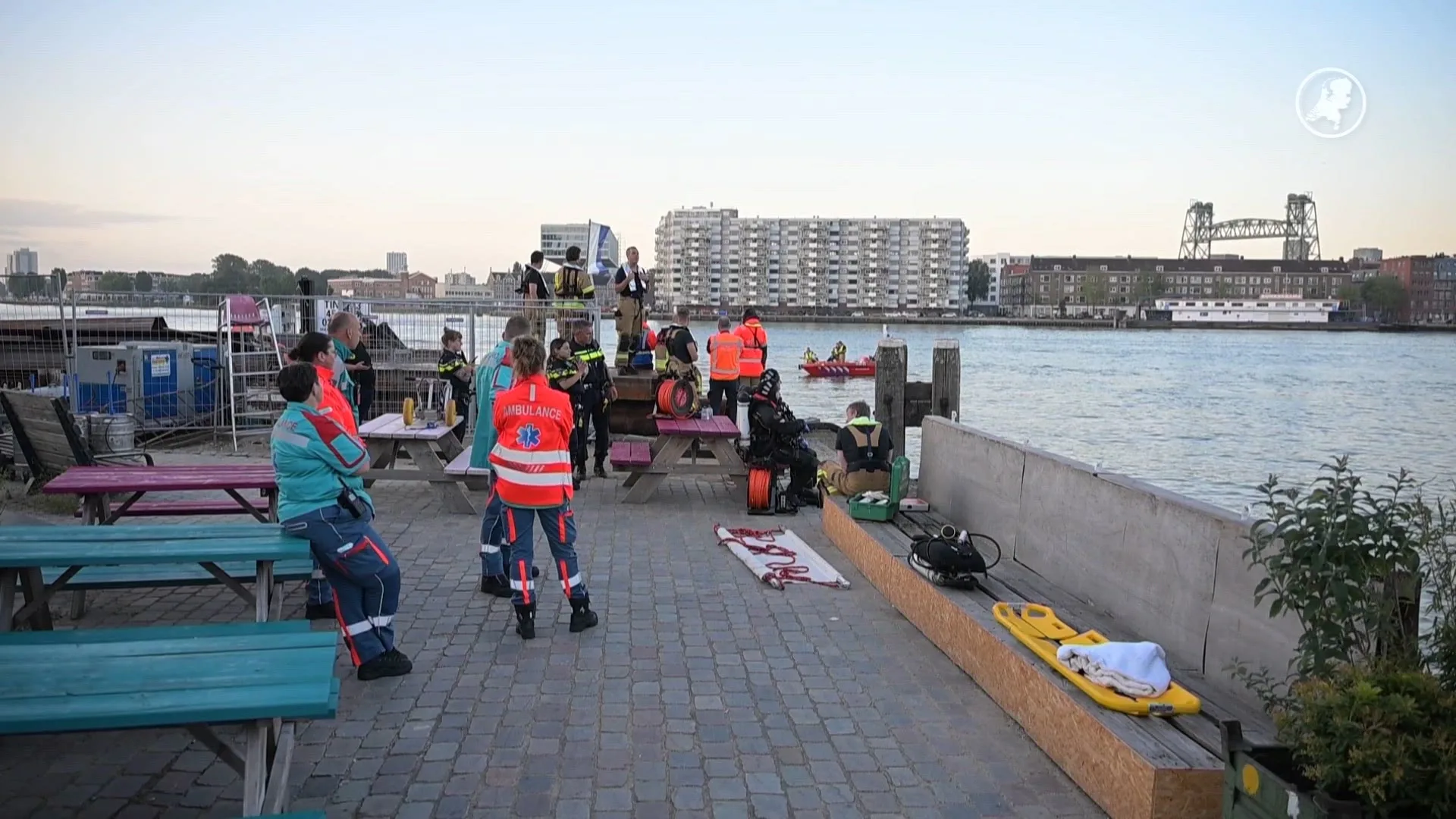 Dode bij auto te water in Nieuwe Maas bij Rotterdam