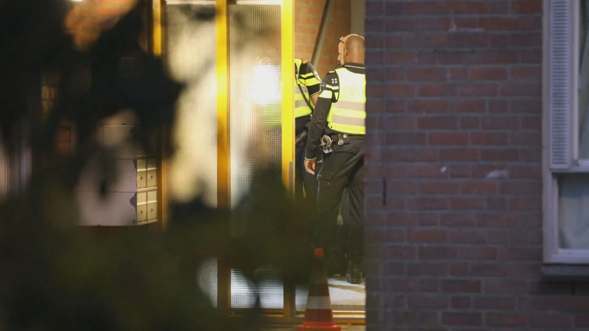 Gewonde bij schietpartij portiekflat Amsterdam, politie pakt twee verdachte op