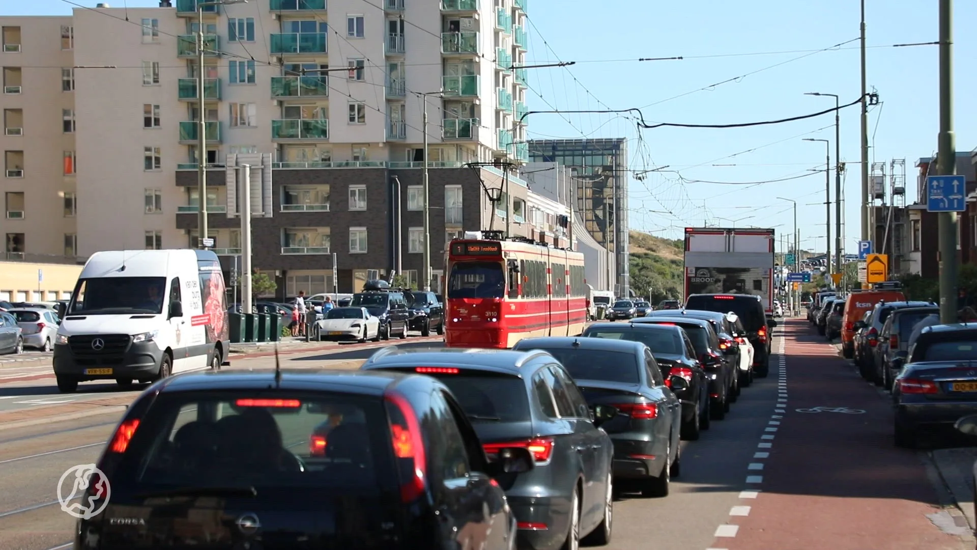 Lange files richting strand Scheveningen