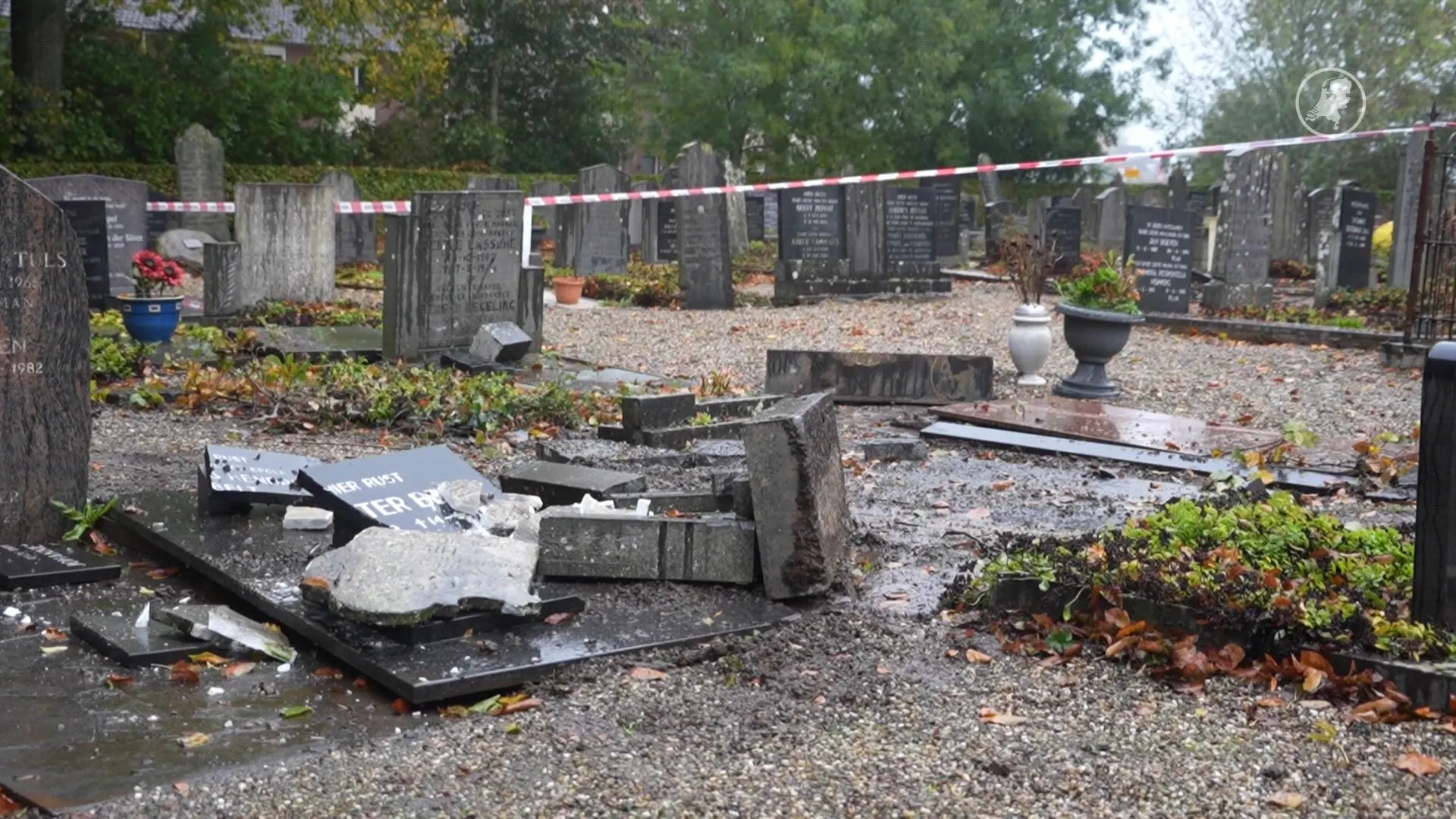 Tientallen grafstenen beschadigd door onwel geraakte automobilist in Blokzijl