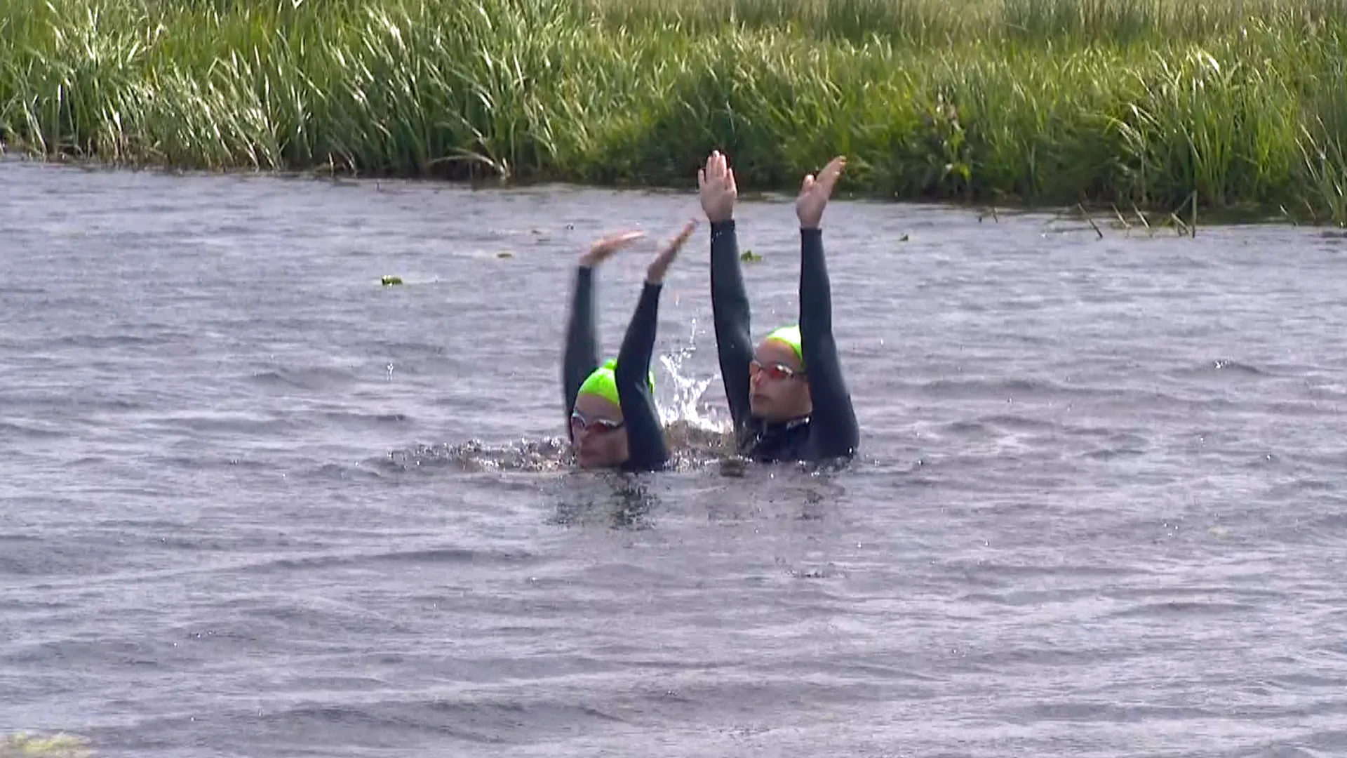 Koud! Maar riviertje in achtertuin is uitkomst voor synchroonzwemmende zussen
