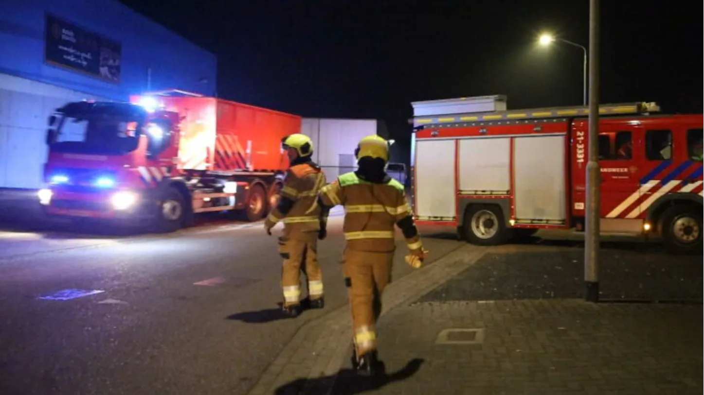 Grote brand in Boekel: rookwolken trekken over wegen, NL-Alert verzonden