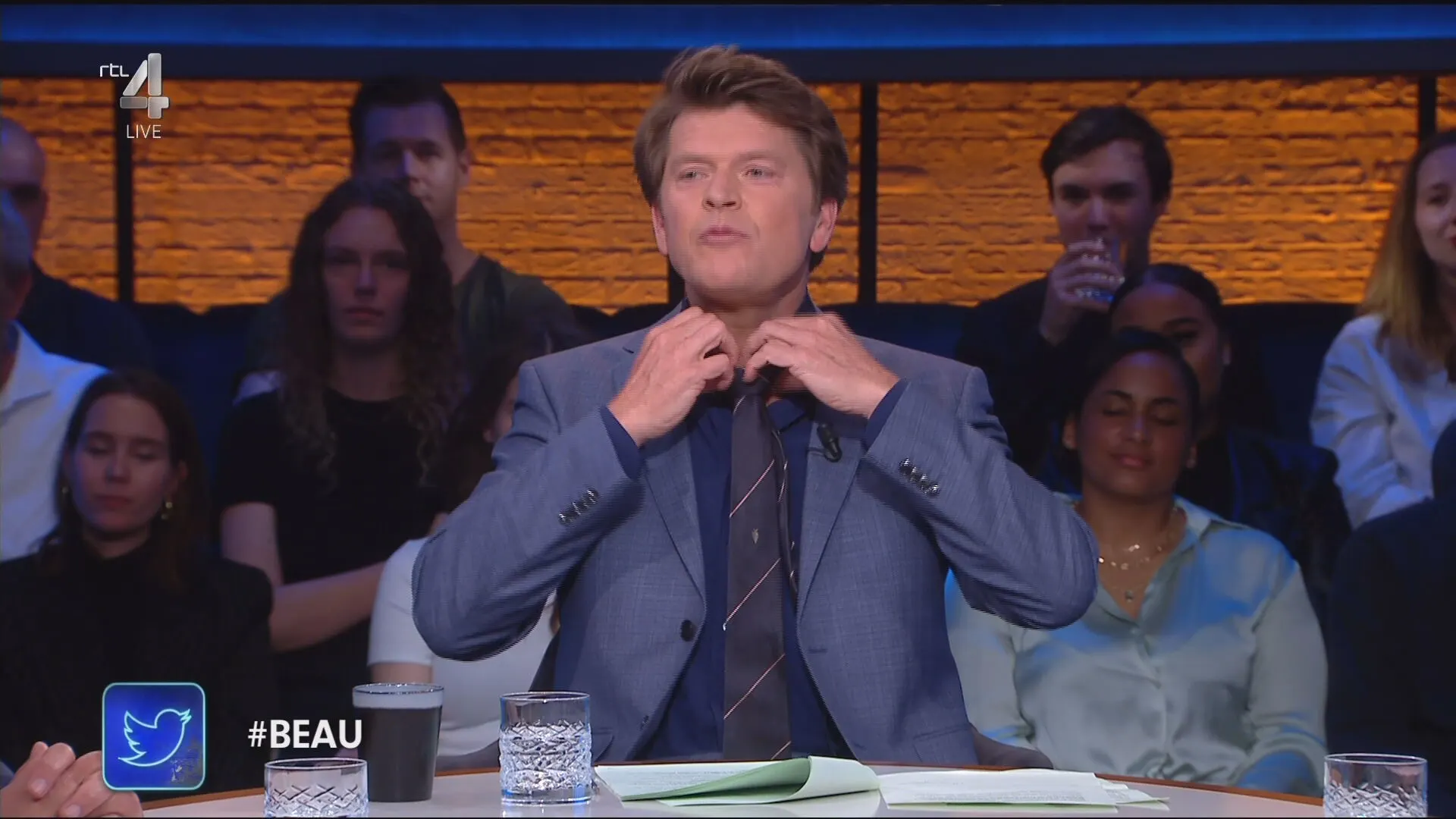 Beau van Erven Dorens eert verzetsheld opa Jaap tijdens talkshow: 'Namens je kleinzoon Derk'