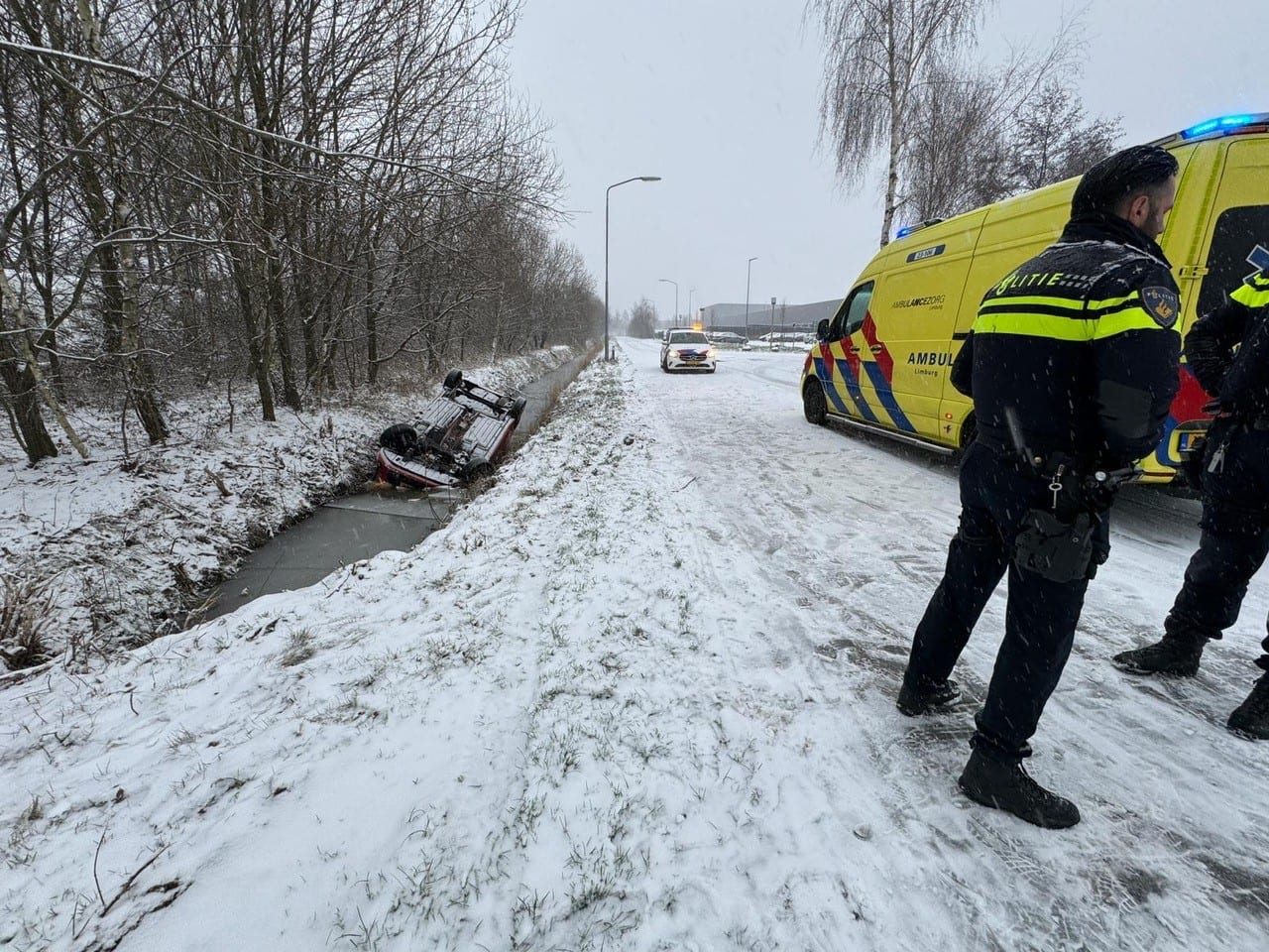Problemen op alle wegen in Limburg door winterse weer, auto's rijden maar 30 km/u