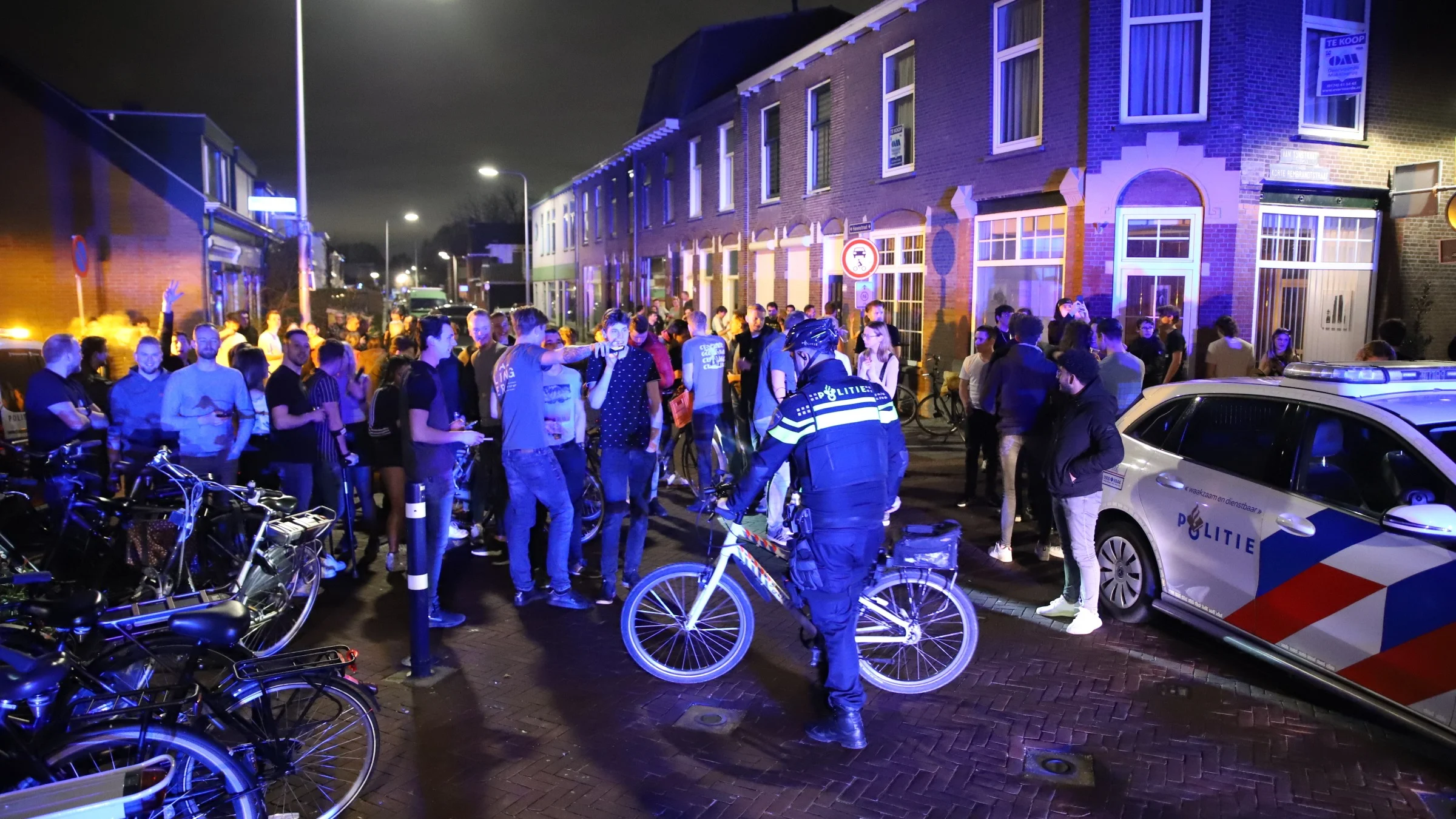 Honderden feestgangers op straat door brand in discotheek Naaldwijk