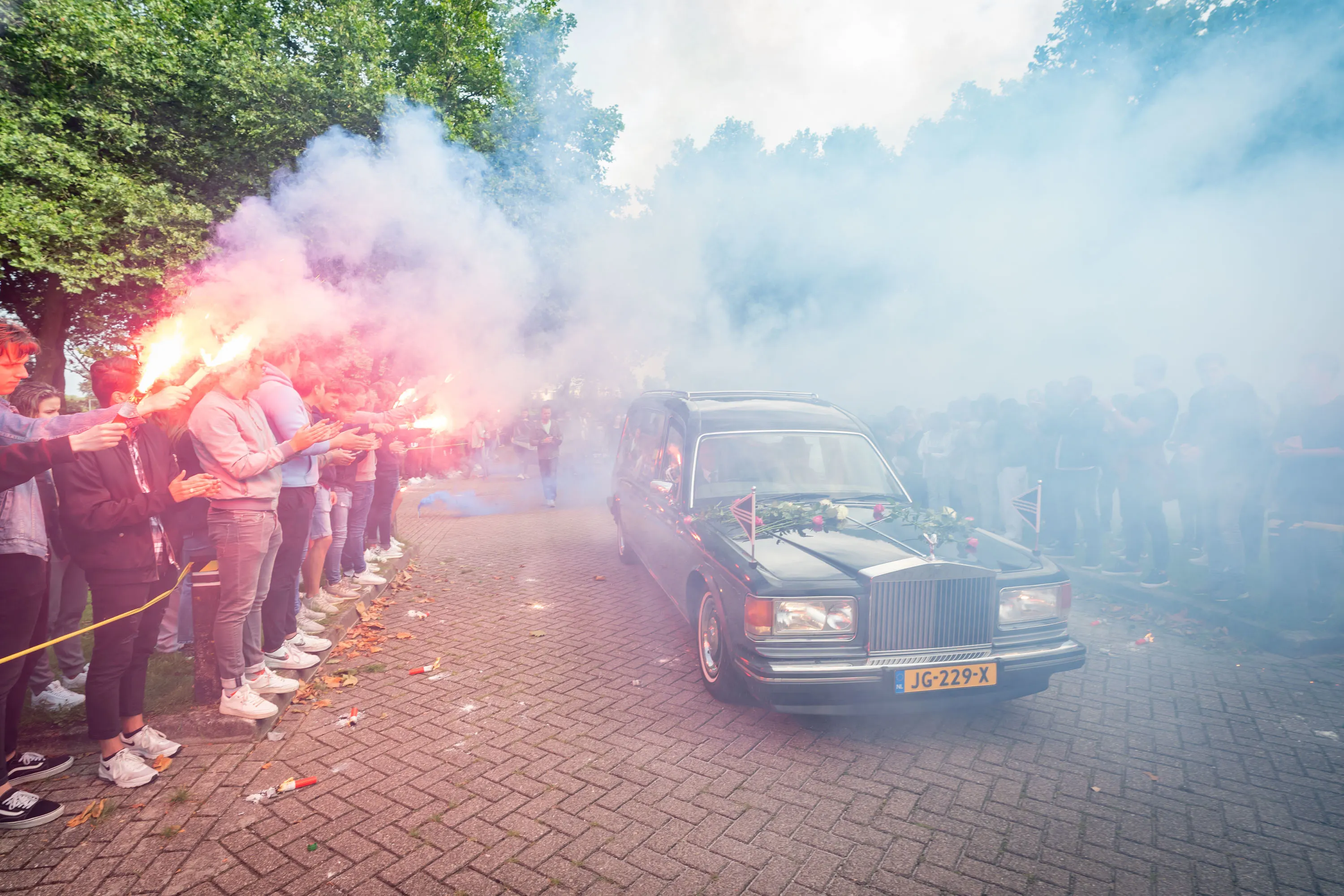 Indrukwekkende erehaag voor verongelukte voetbalbroertjes Isay (18) en Noah (16)