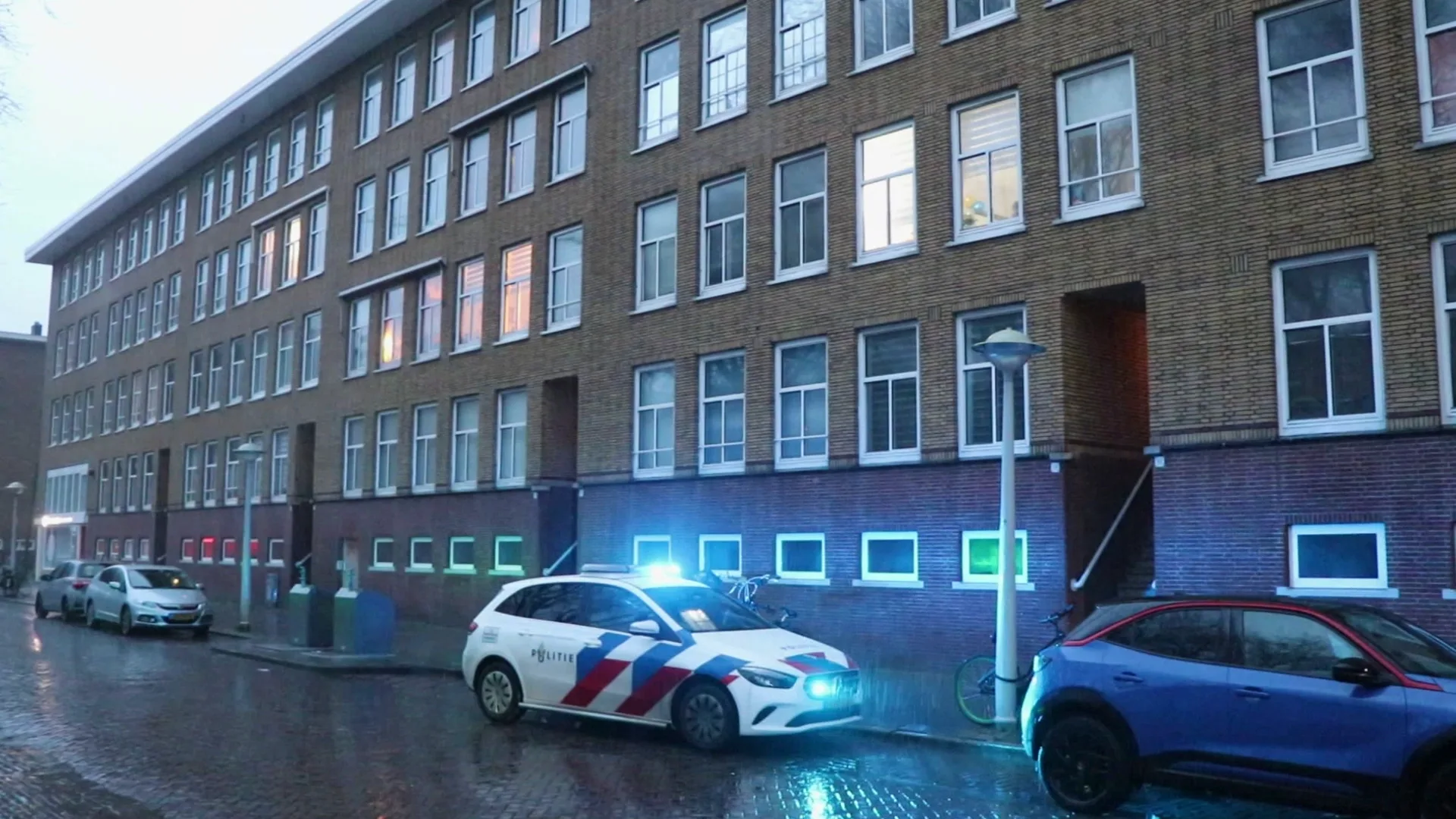 Kindje valt uit raam in Amsterdam, politie zoekt getuigen