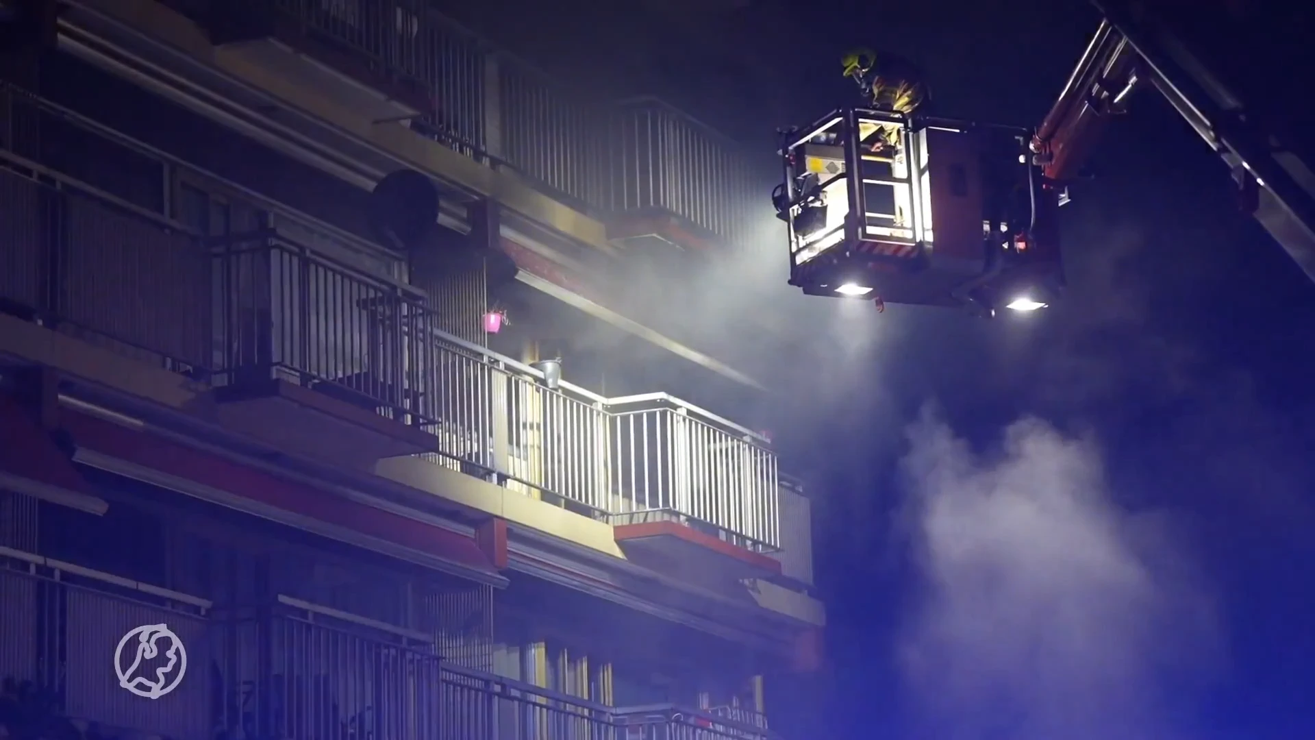 Tientallen mensen geëvacueerd bij grote brand in flatgebouw in Arnhem