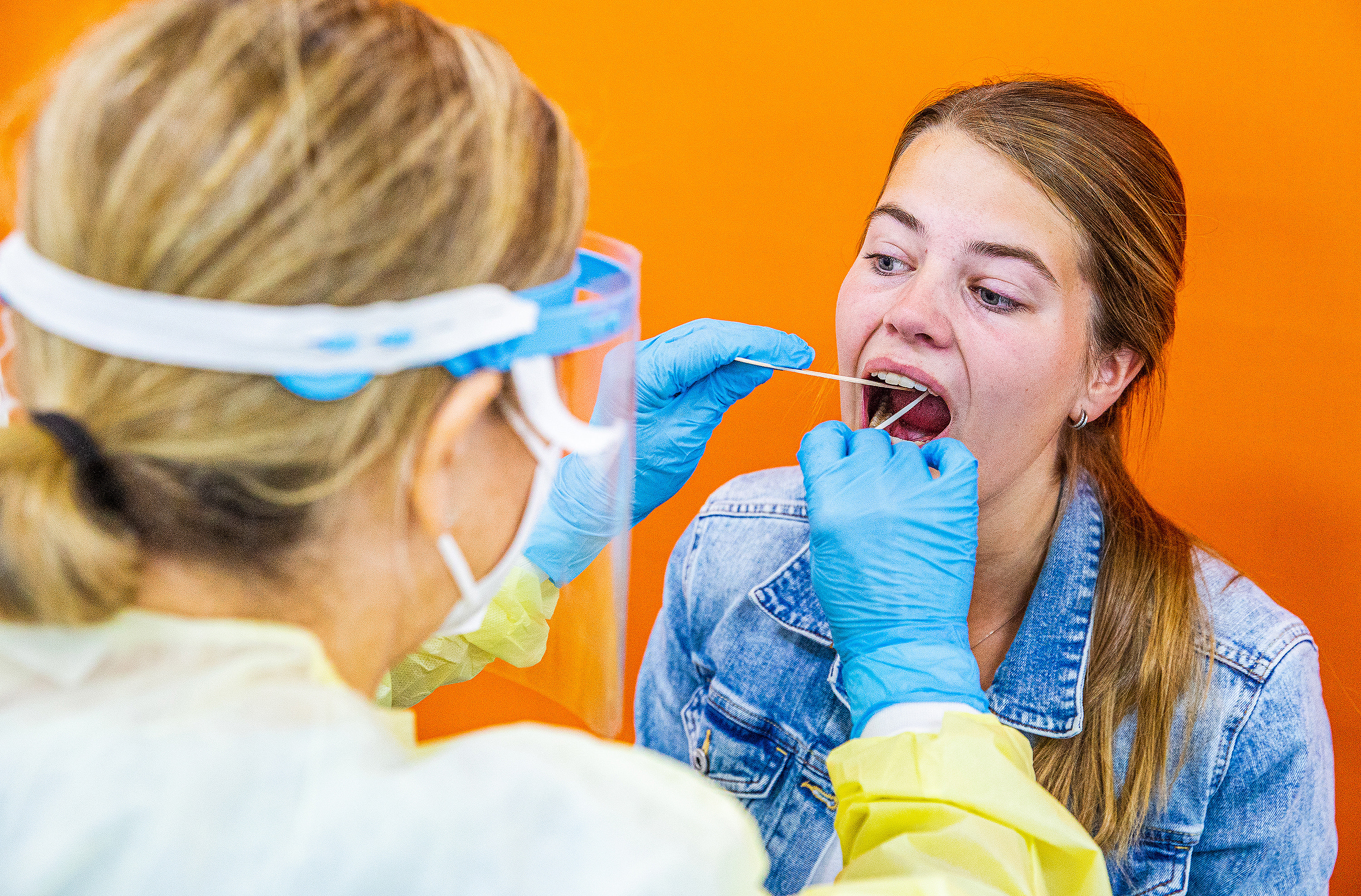 Aantal coronapatiënten in ziekenhuizen blijft ongeveer gelijk, wel 2853 nieuwe coronagevallen