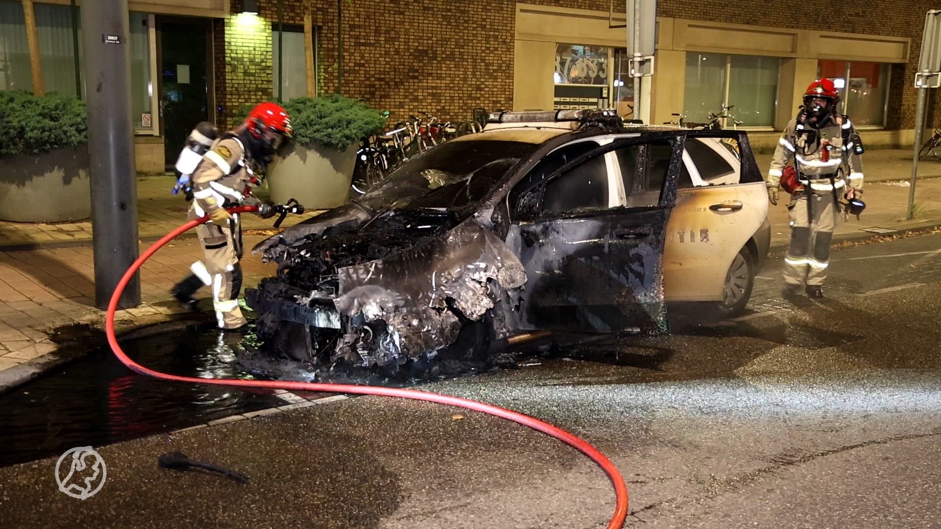 Tsjechië man aangehouden vanwege mogelijke brandstichting twee politieauto's