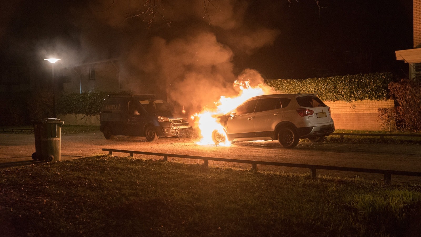 Weer autobrand in Deventer, binnen een week vijf voertuigen in vlammen opgegaan