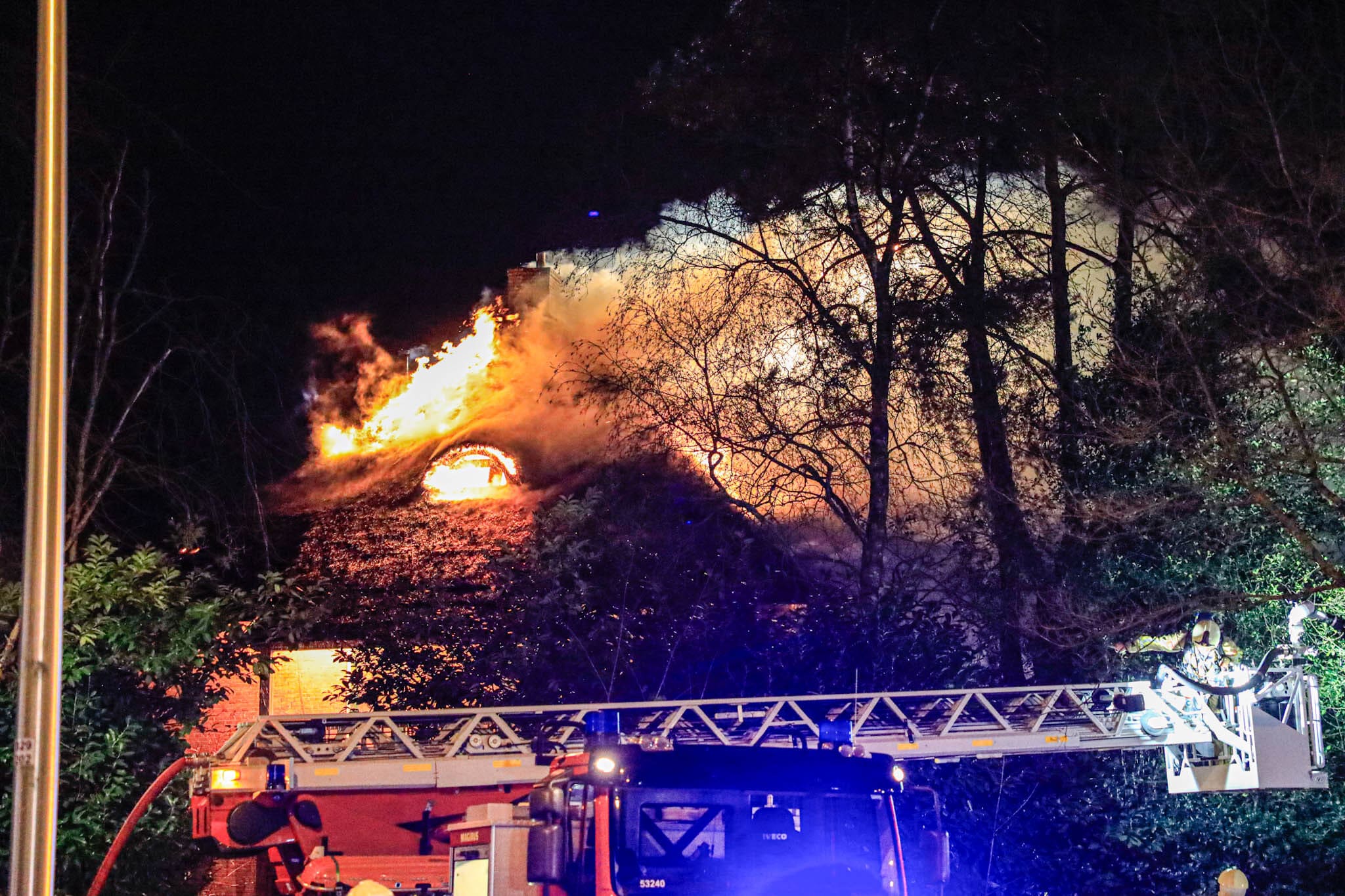 Zeer grote brand in rietgedekte woning Amersfoort