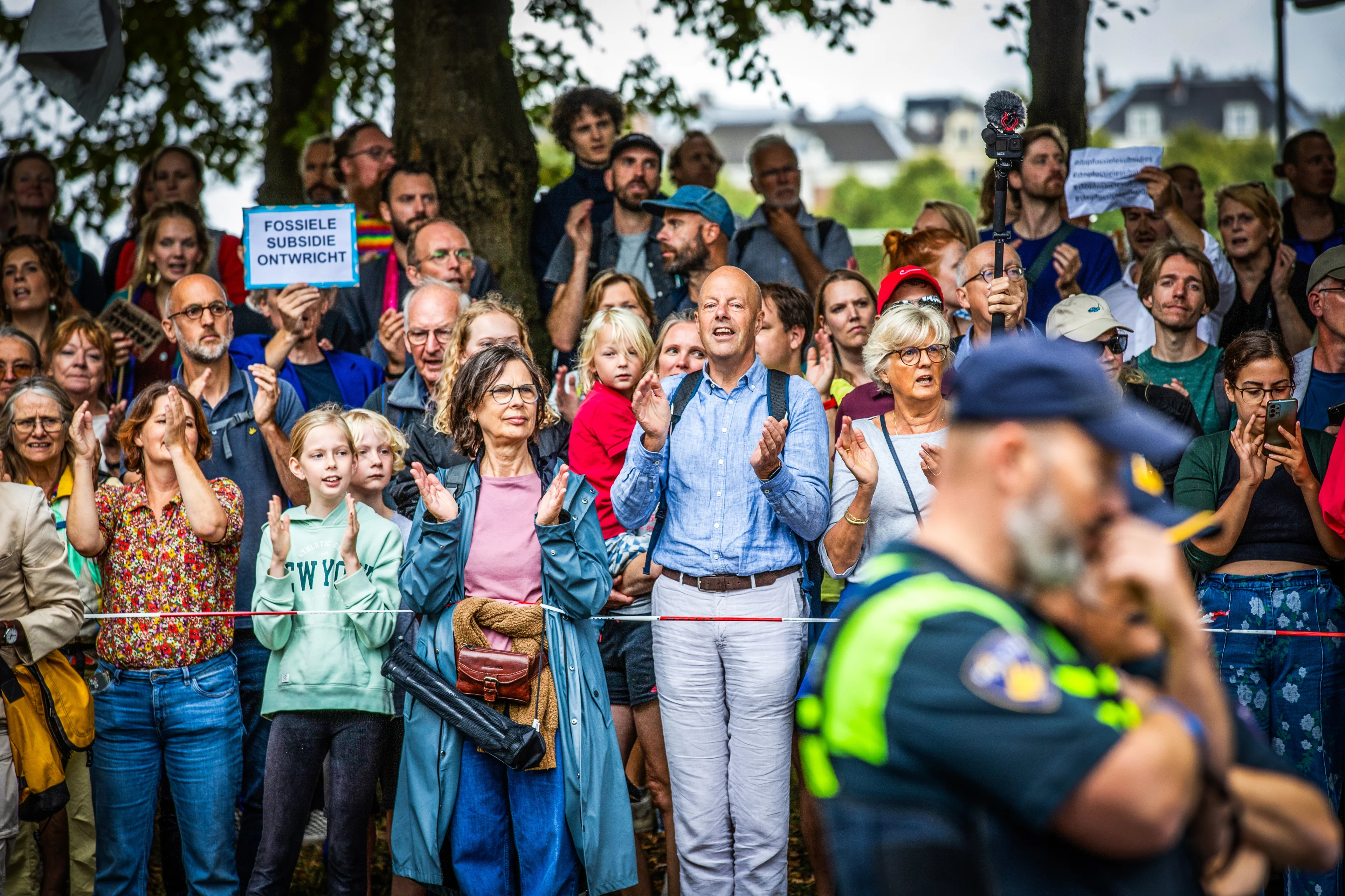 Enkele honderden klimaatactivisten blokkeren A12 in Den Haag