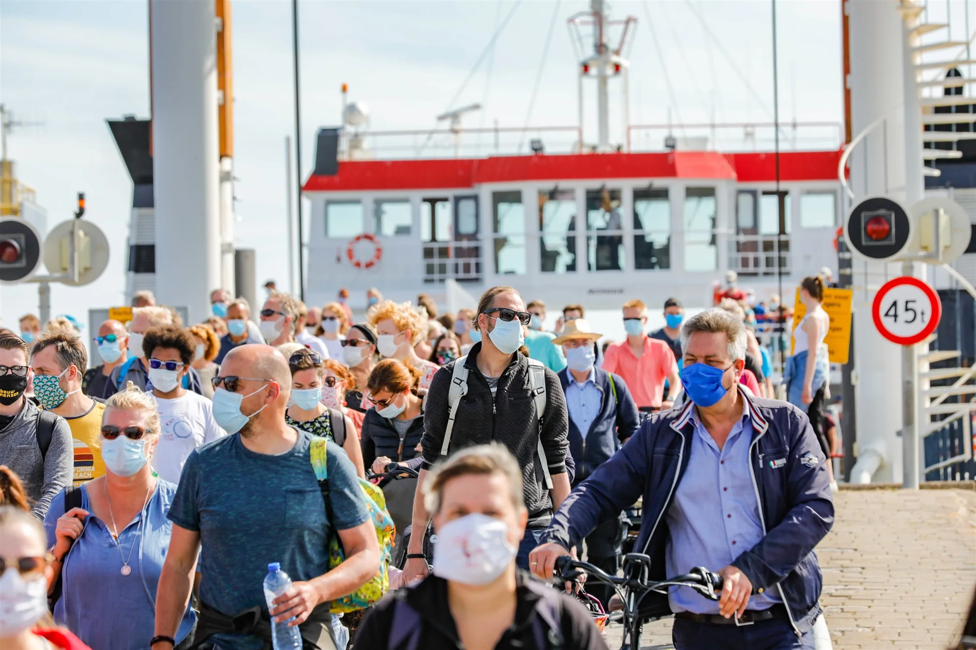Overheid en veiligheidsregio's onderzoeken lokale mondkapjesplicht