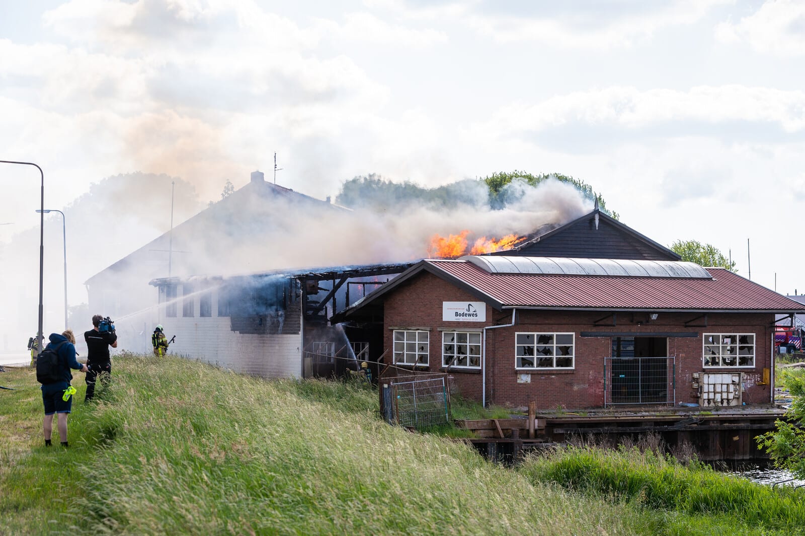 Grote rookwolken boven Hasselt door uitslaande brand in scheepswerf