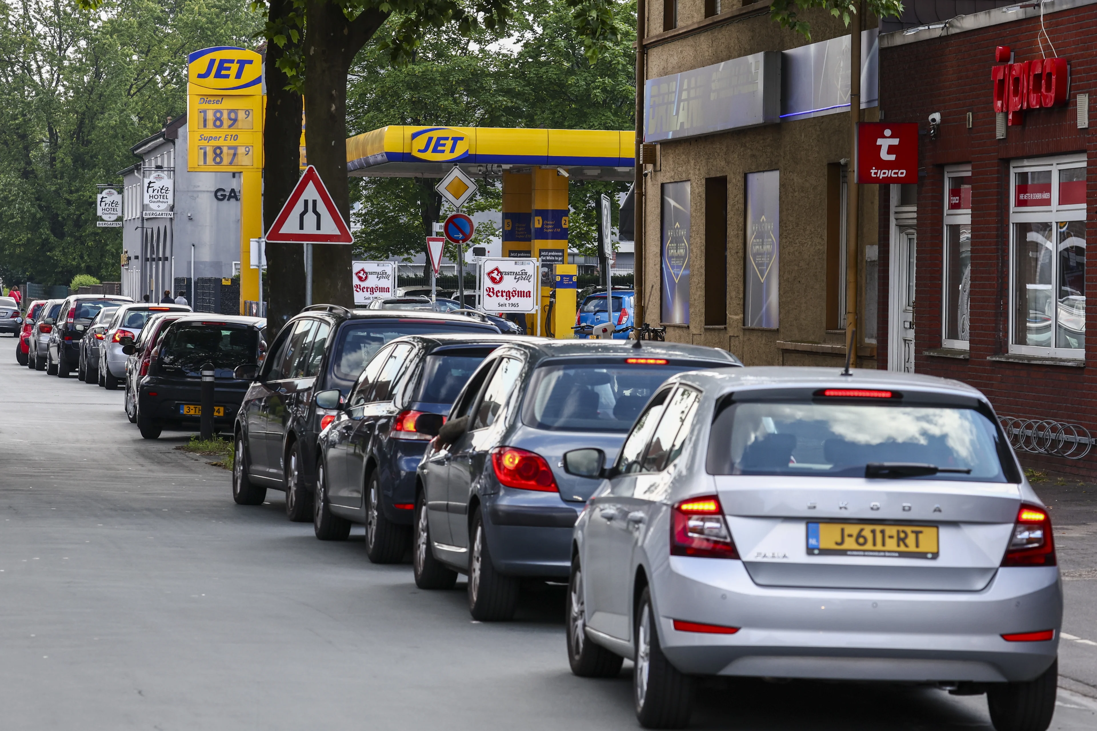 Lange rijen met gele kentekens: Nederlanders massaal naar goedkope(re) Duitse tankstations 