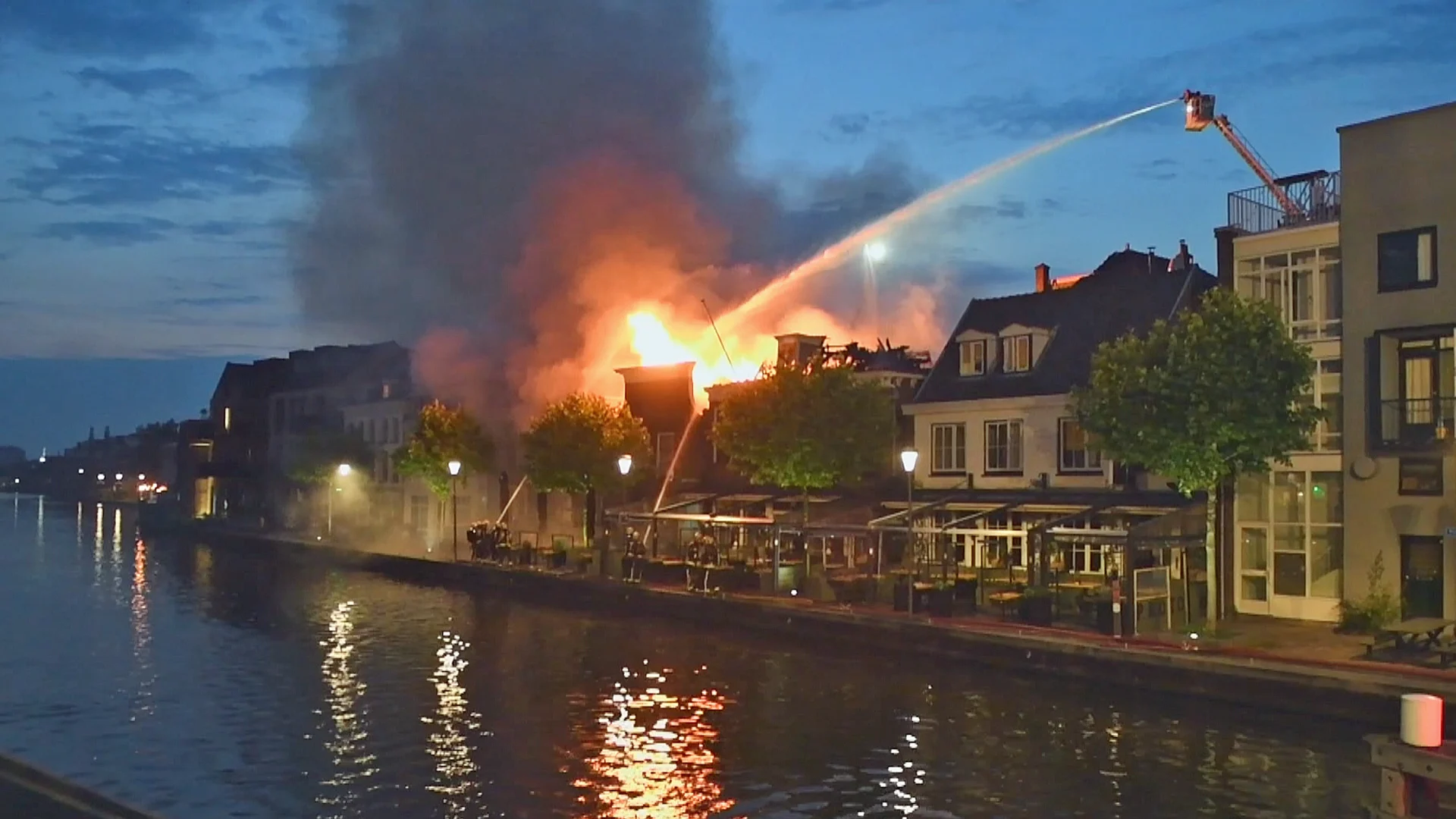 Brand verwoest twee historische panden in centrum Alphen aan den Rijn